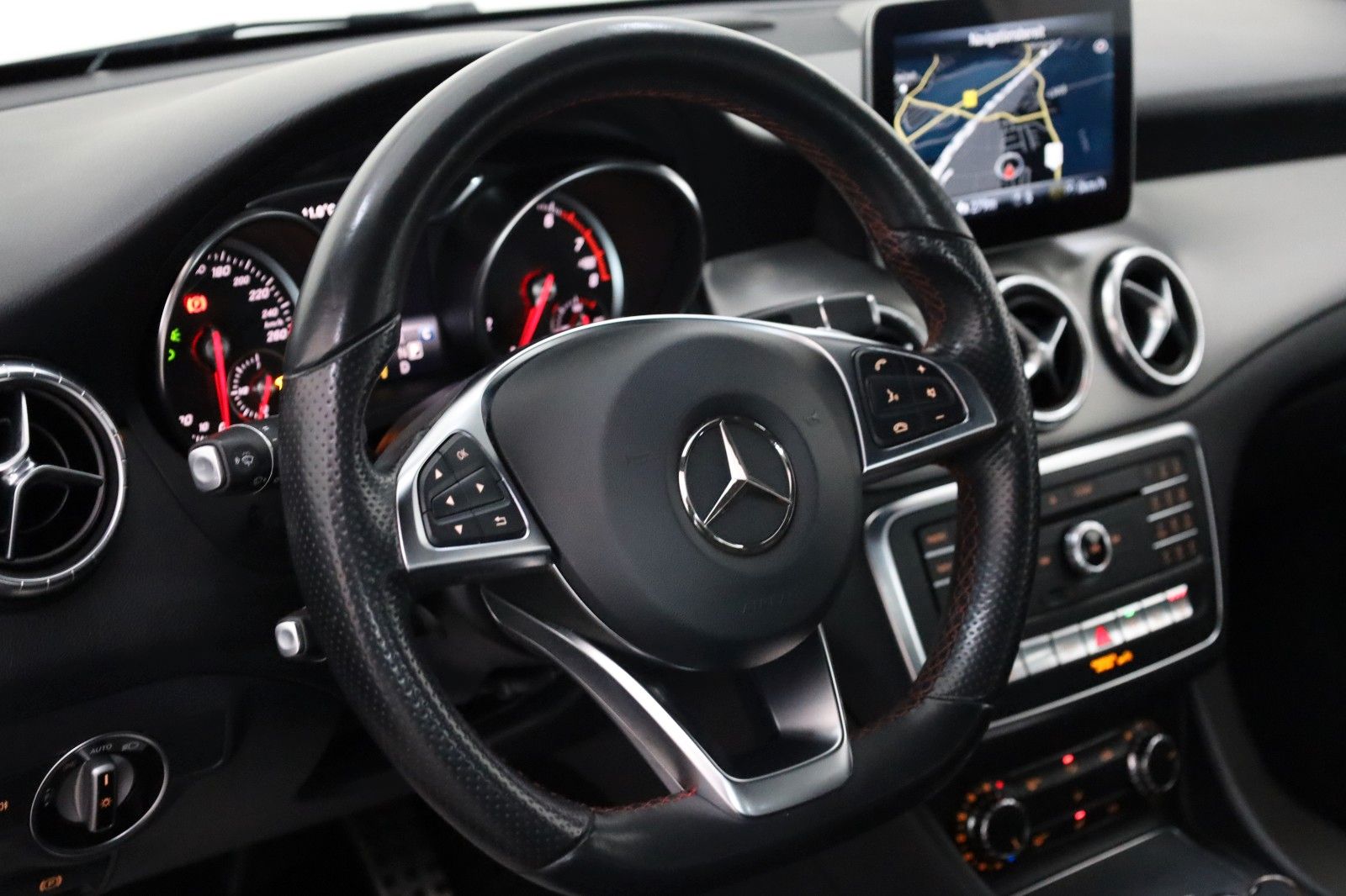 Fahrzeugabbildung Mercedes-Benz CLA 200 SB AMG Line TLeder,Navi,LED,SH,PDC,SR+WR