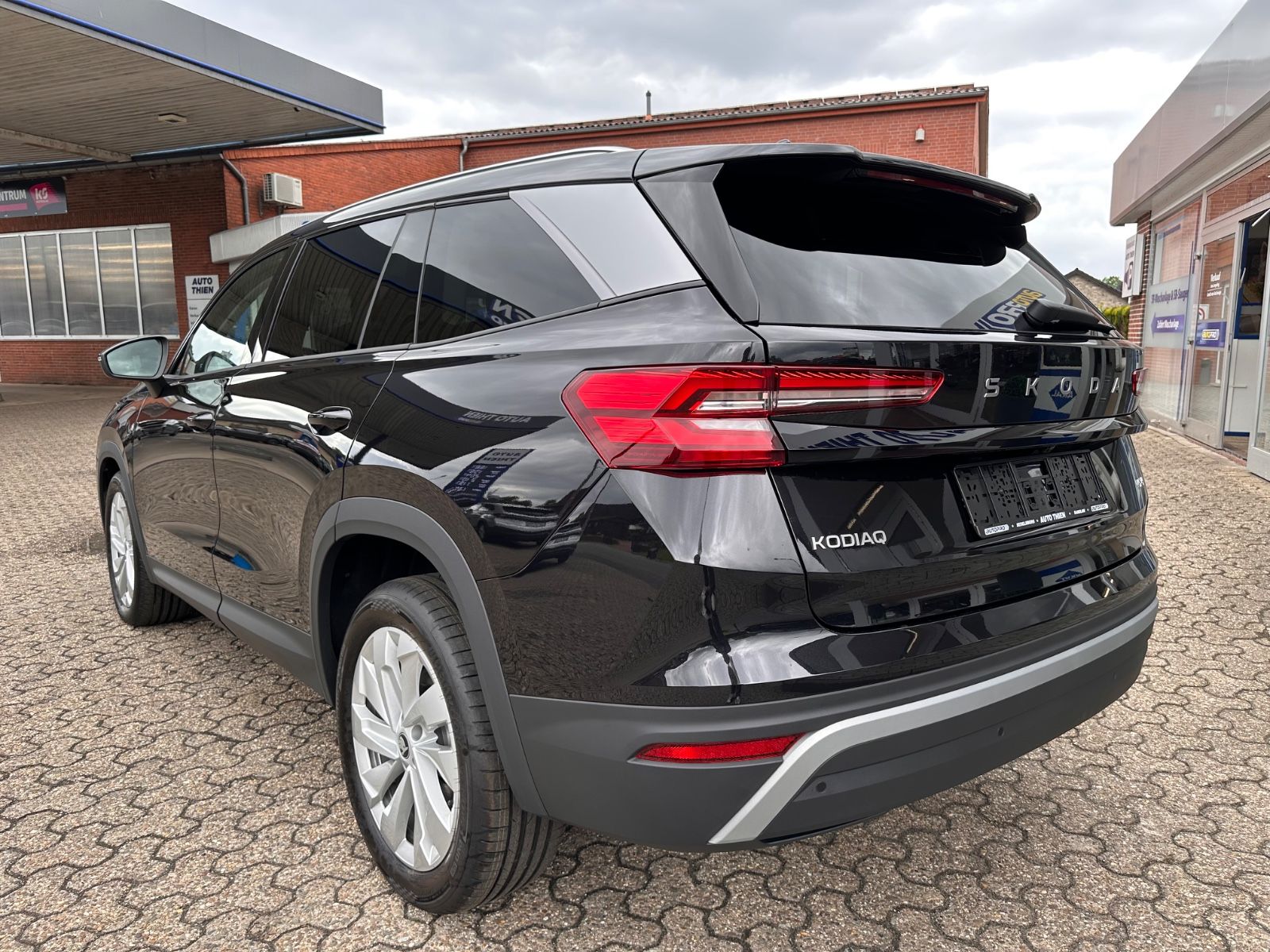 Fahrzeugabbildung SKODA Kodiaq 2.0 TDI 4x4 Selection AHK/7-Sitz/Navi/ACC