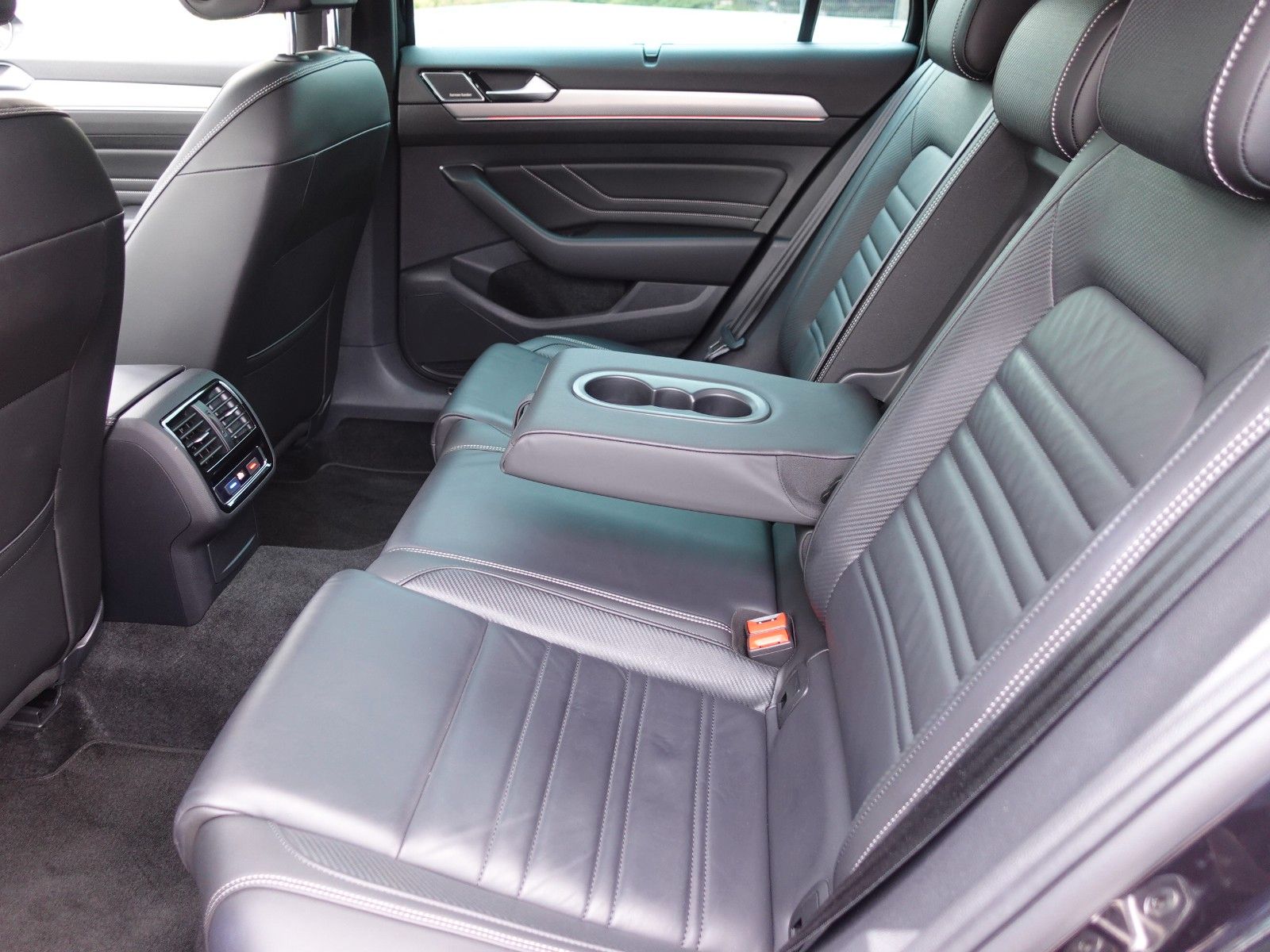 Fahrzeugabbildung Volkswagen Passat Variant 1.5 TSI OPF DSG R Line Pano/HarmK