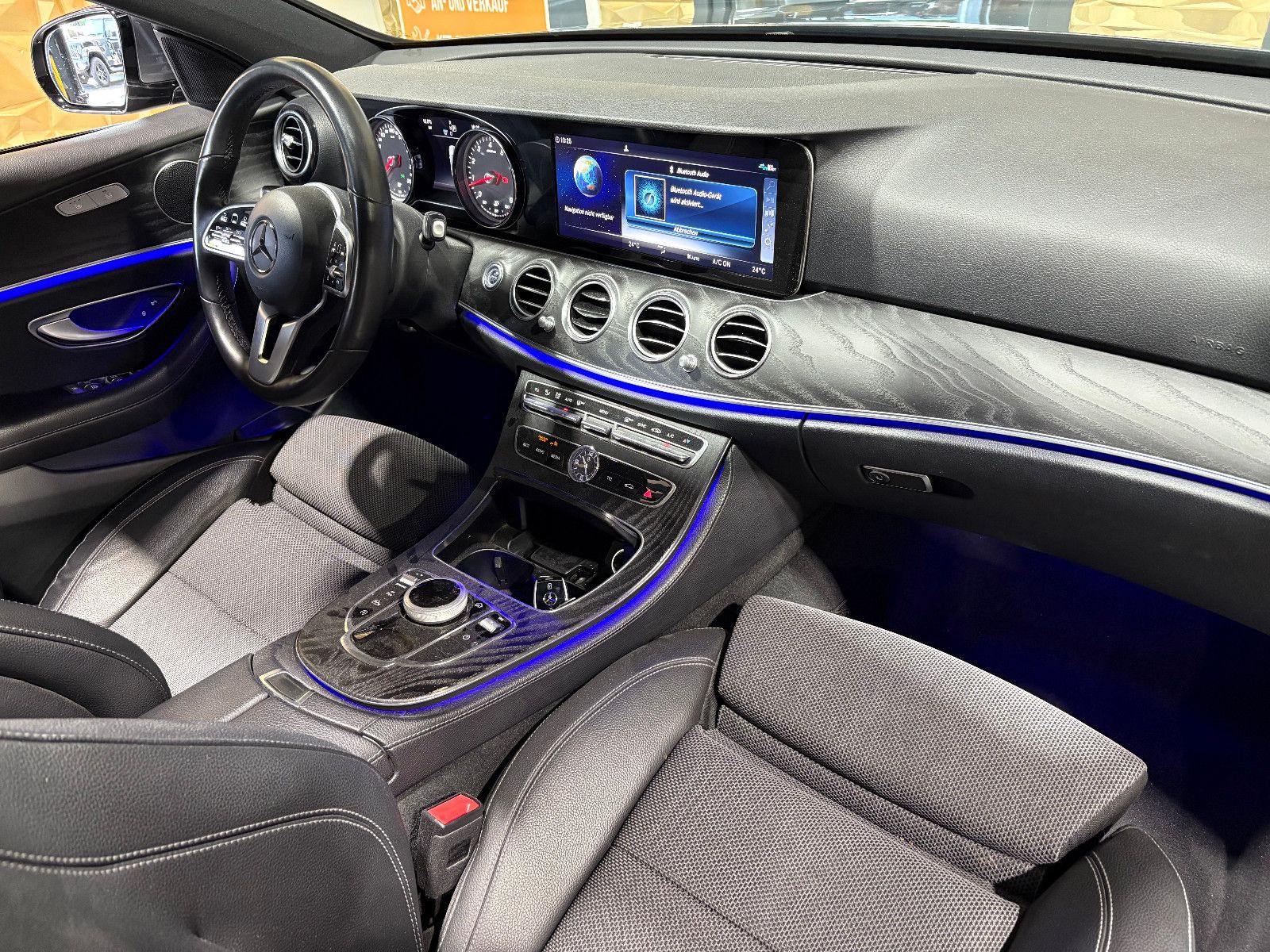 Fahrzeugabbildung Mercedes-Benz E 200 Lim./PANO/AMBIENTE/APPLE/SHZ/KLIMA/