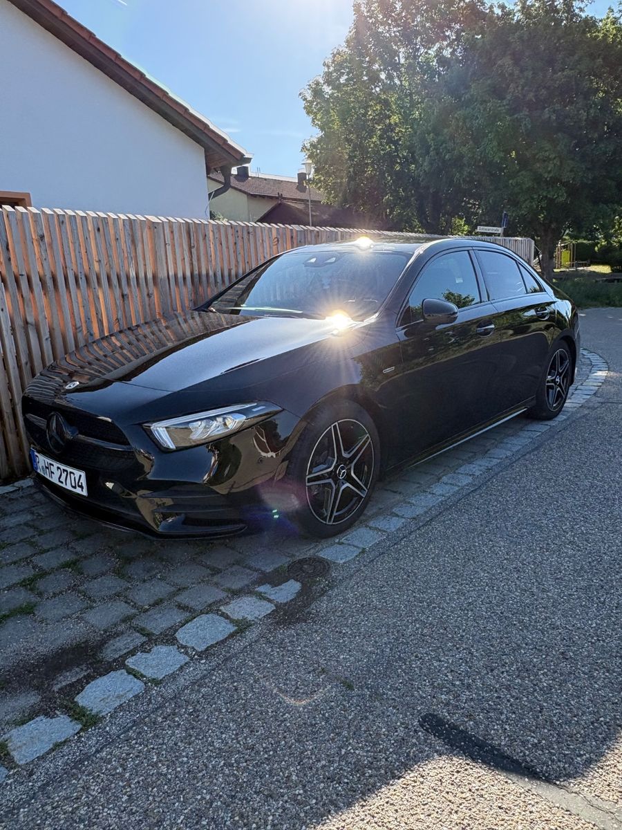 MERCEDES-BENZ A 200 Limousine AMG Paket Black Edition 