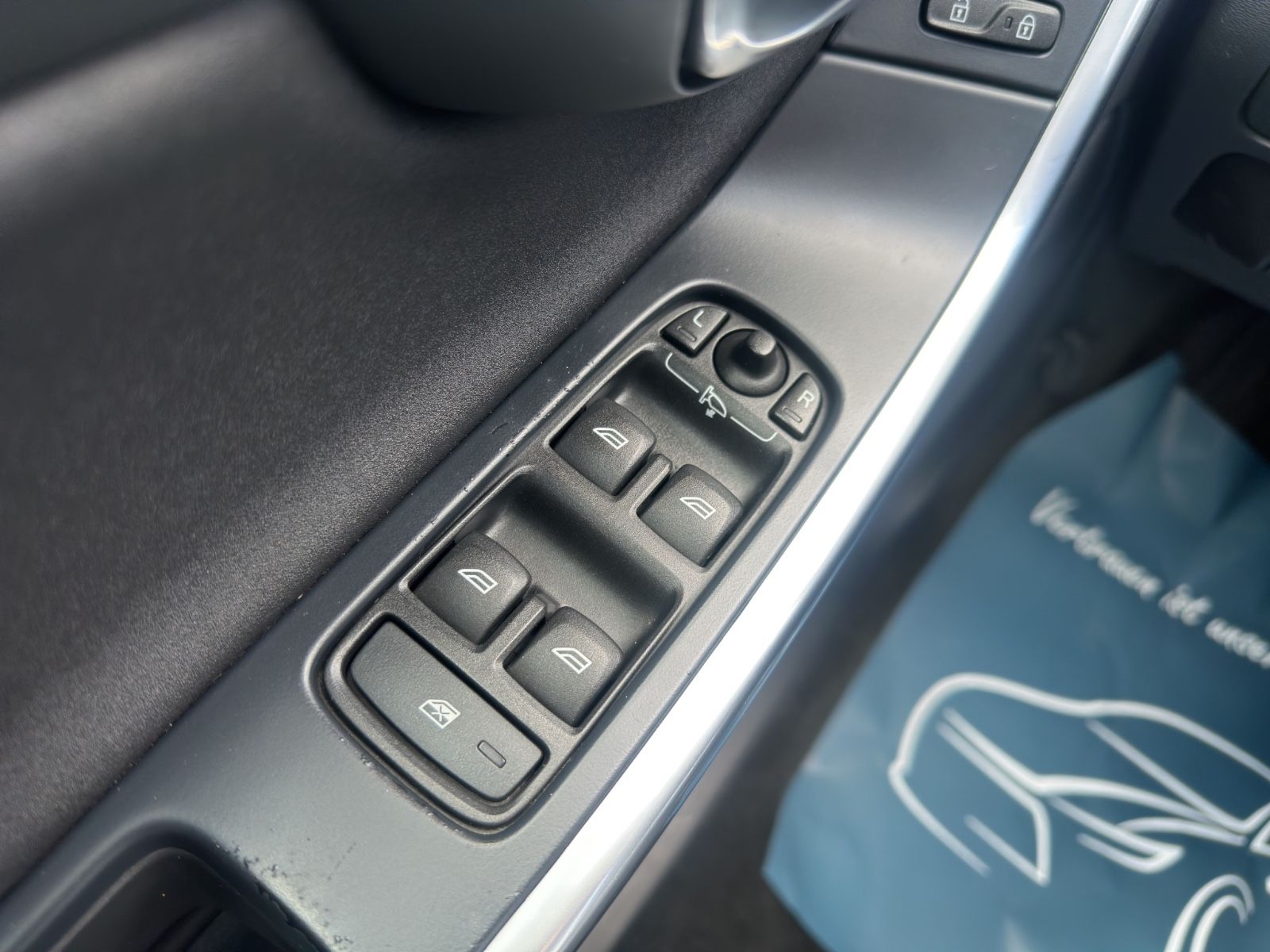 Fahrzeugabbildung Volvo V60 Kombi Momentum/Bi-Xen-./AHK/Temp./Navi/PDC