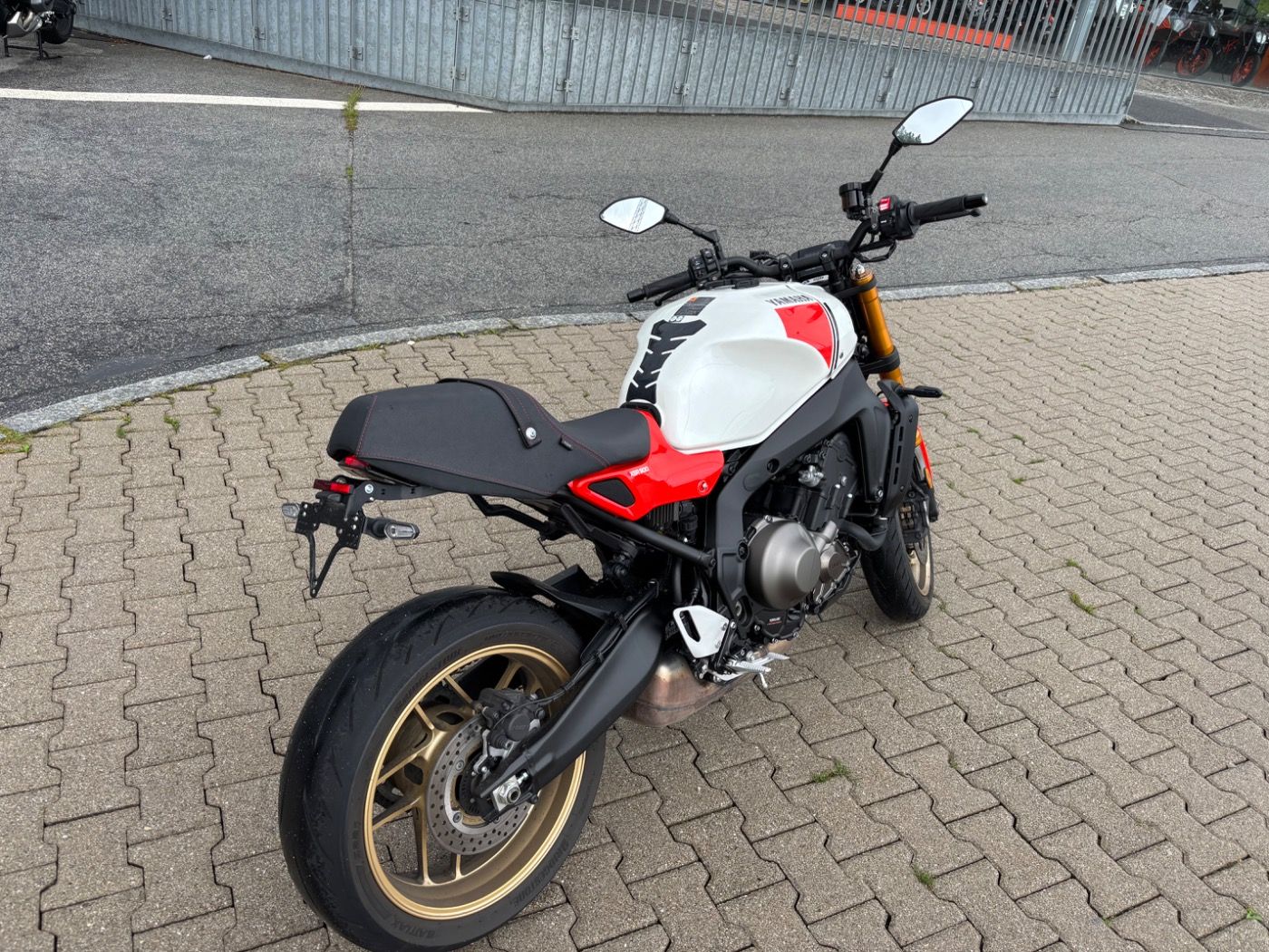 Fahrzeugabbildung Yamaha XSR 900 kurzer Kennzeichenhalter