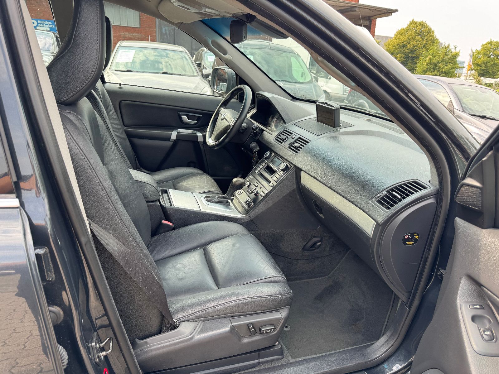 Fahrzeugabbildung Volvo XC90 2.4 D5 AWD GEARTRONIC 7-SITZER VOLL TÜV NEU