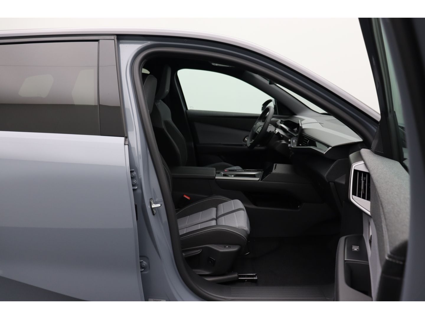 Fahrzeugabbildung Opel Grandland Electric 157 kW GS Tech Paket,Allwette