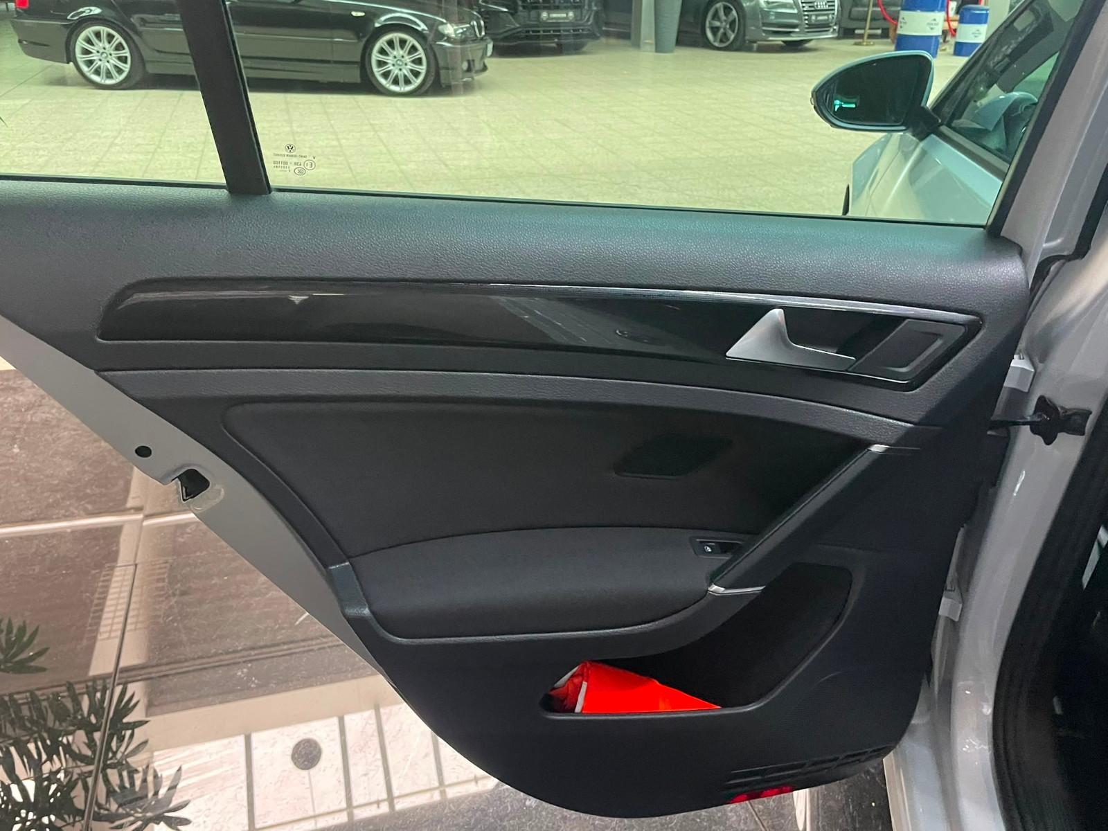 Volkswagen Golf VII Lim. Sound DSG / Carplay / Xenon