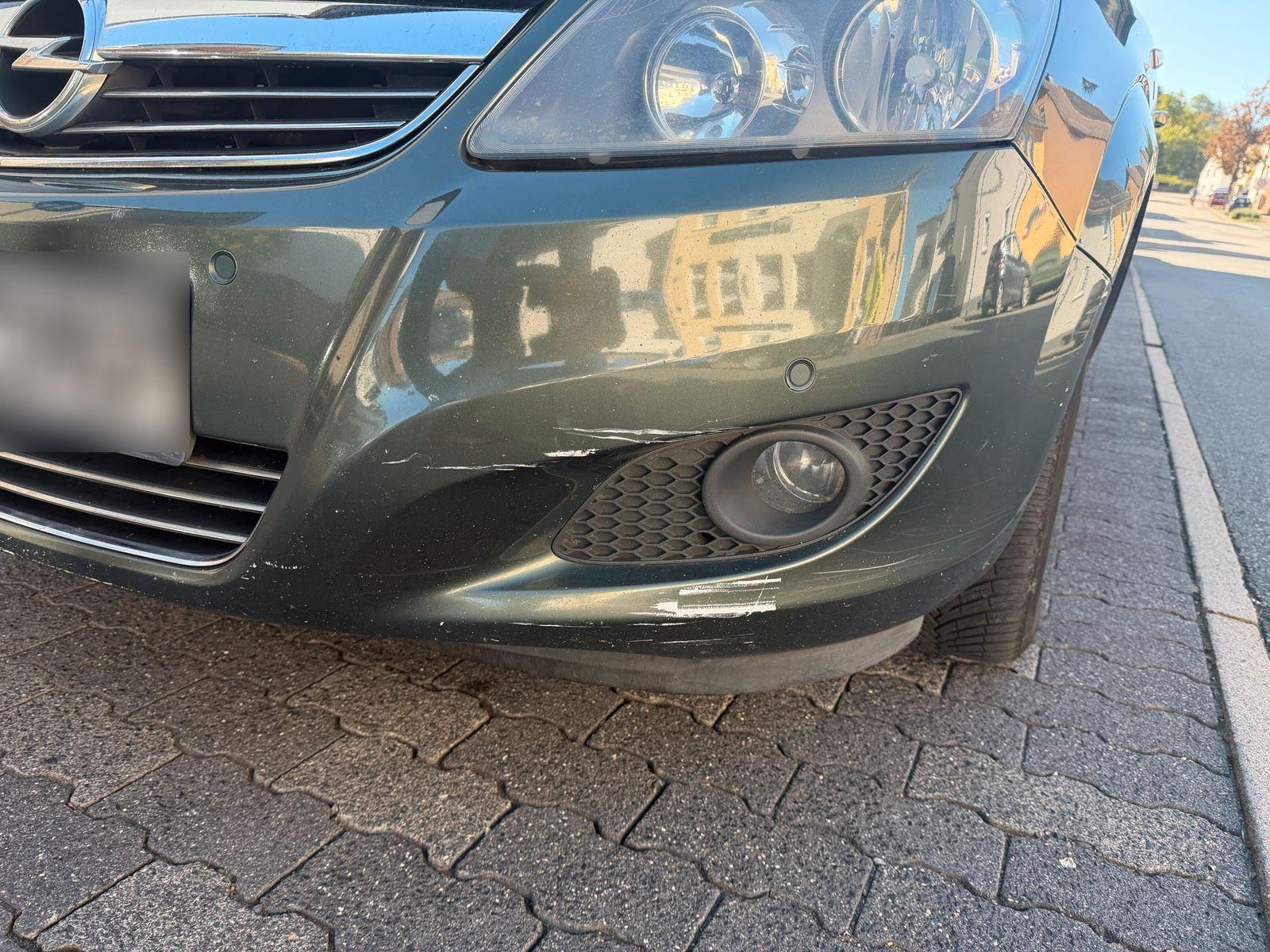 Opel Zafira 2010 — rear view