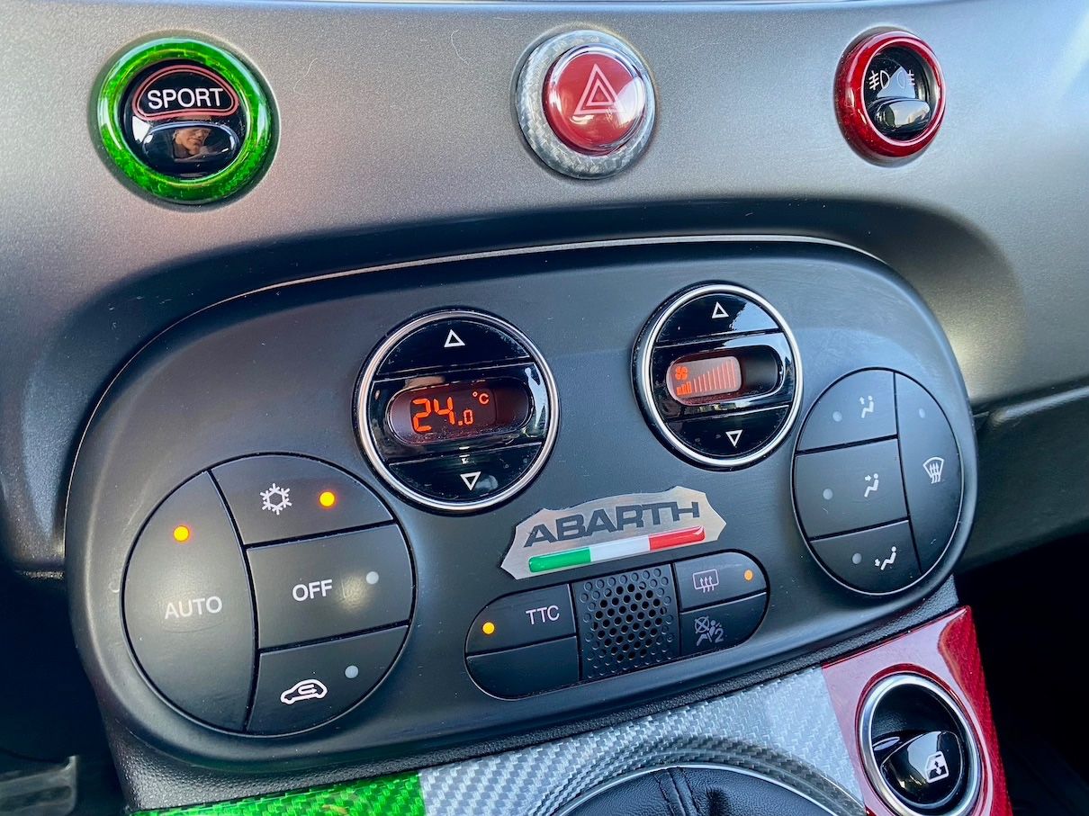 Fahrzeugabbildung Abarth 595 Pista AAC CARPLAY PDC L+R SENSOR