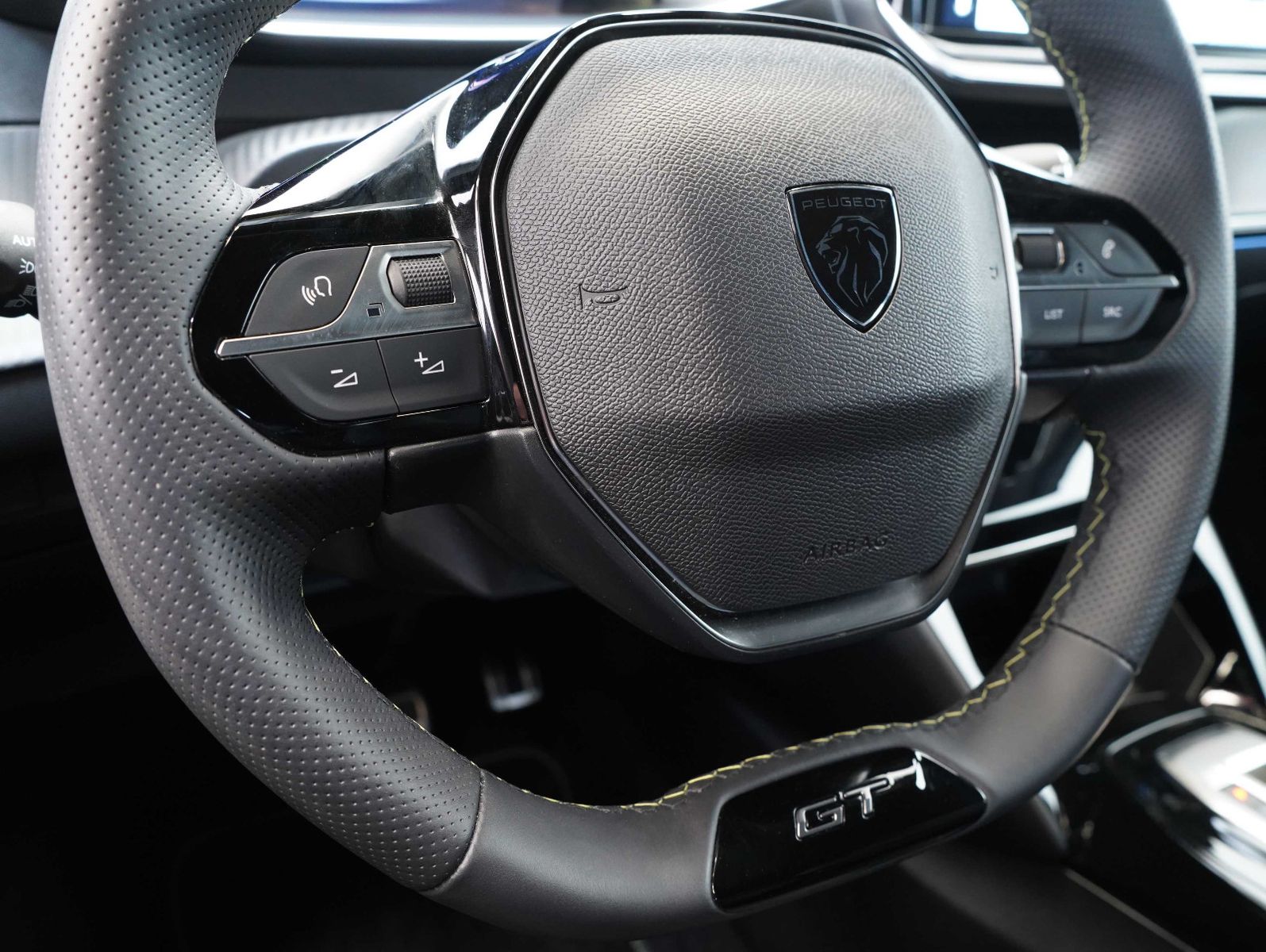 Fahrzeugabbildung Peugeot 2008 e- GT 11KW/LED/NAVI/360°/SOH