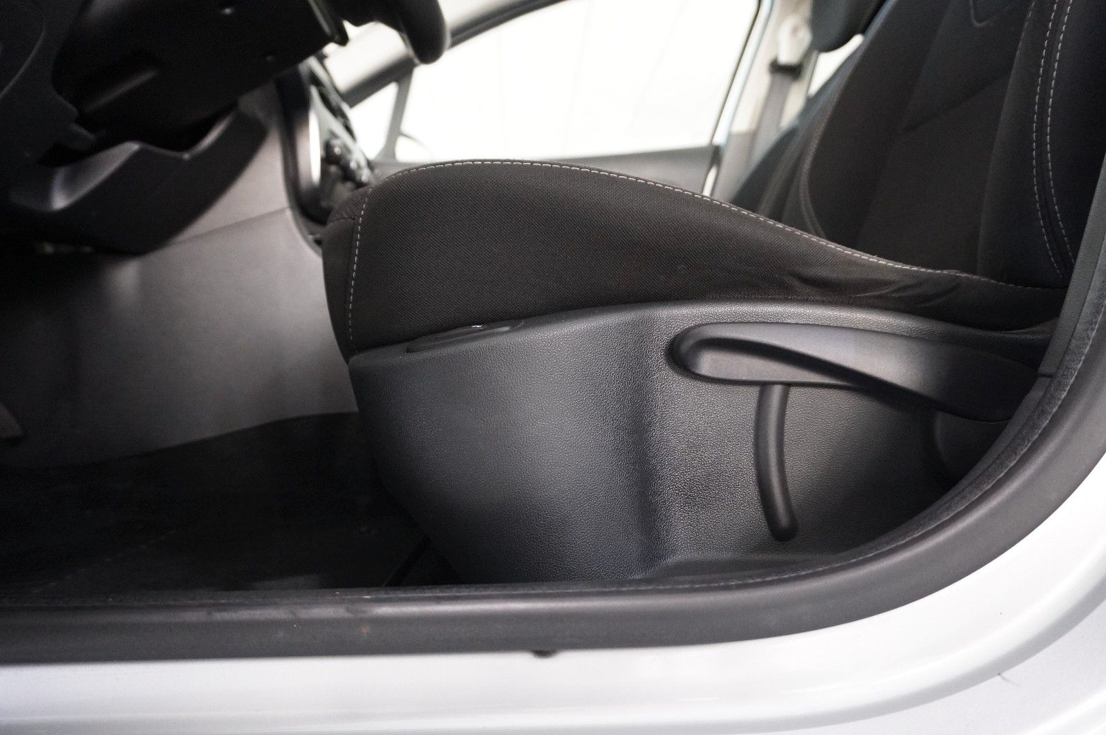Fahrzeugabbildung Renault Clio IV 0.9 TCE LIM. ENERGY LED/SHZ/PDC/TEMP/DAB