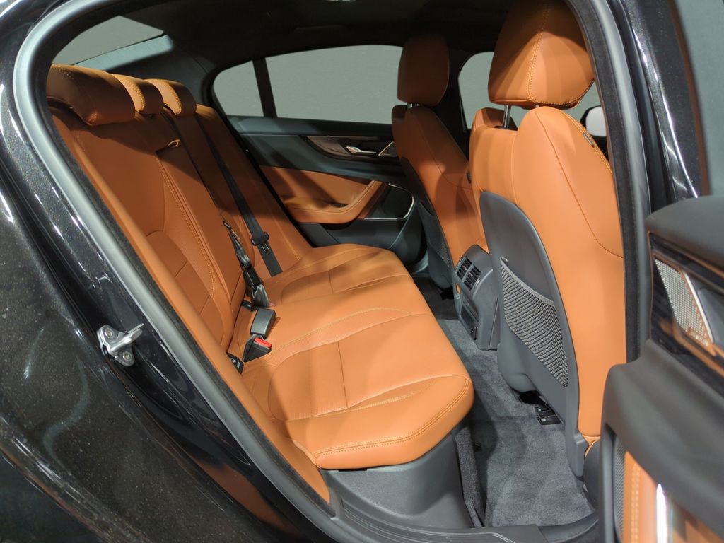 Jaguar XE D200 R-Dynamic HSE FAHRASSISTENZ-PAKET PANORA