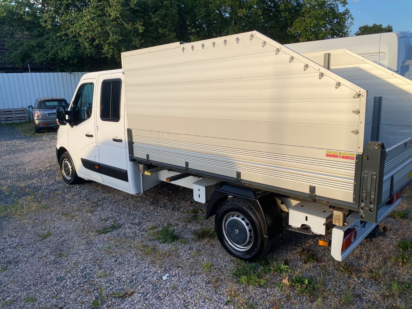 Fahrzeugabbildung Renault MasterIII DoKaDreiseitenkipper,1Hd,Klima,AHK,Kam