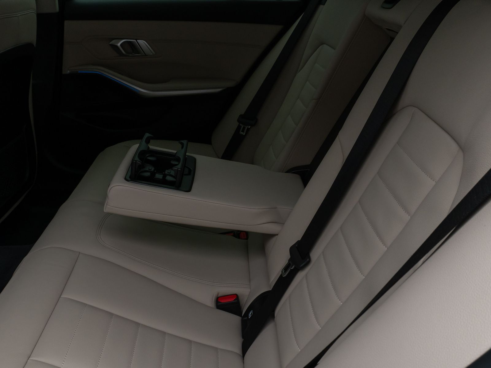 Fahrzeugabbildung BMW 330e xD Kamera HUD DAB HiFi Stop&Go AHK Sport