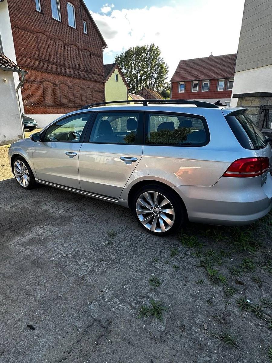 Volkswagen Passat 2012 — rear view