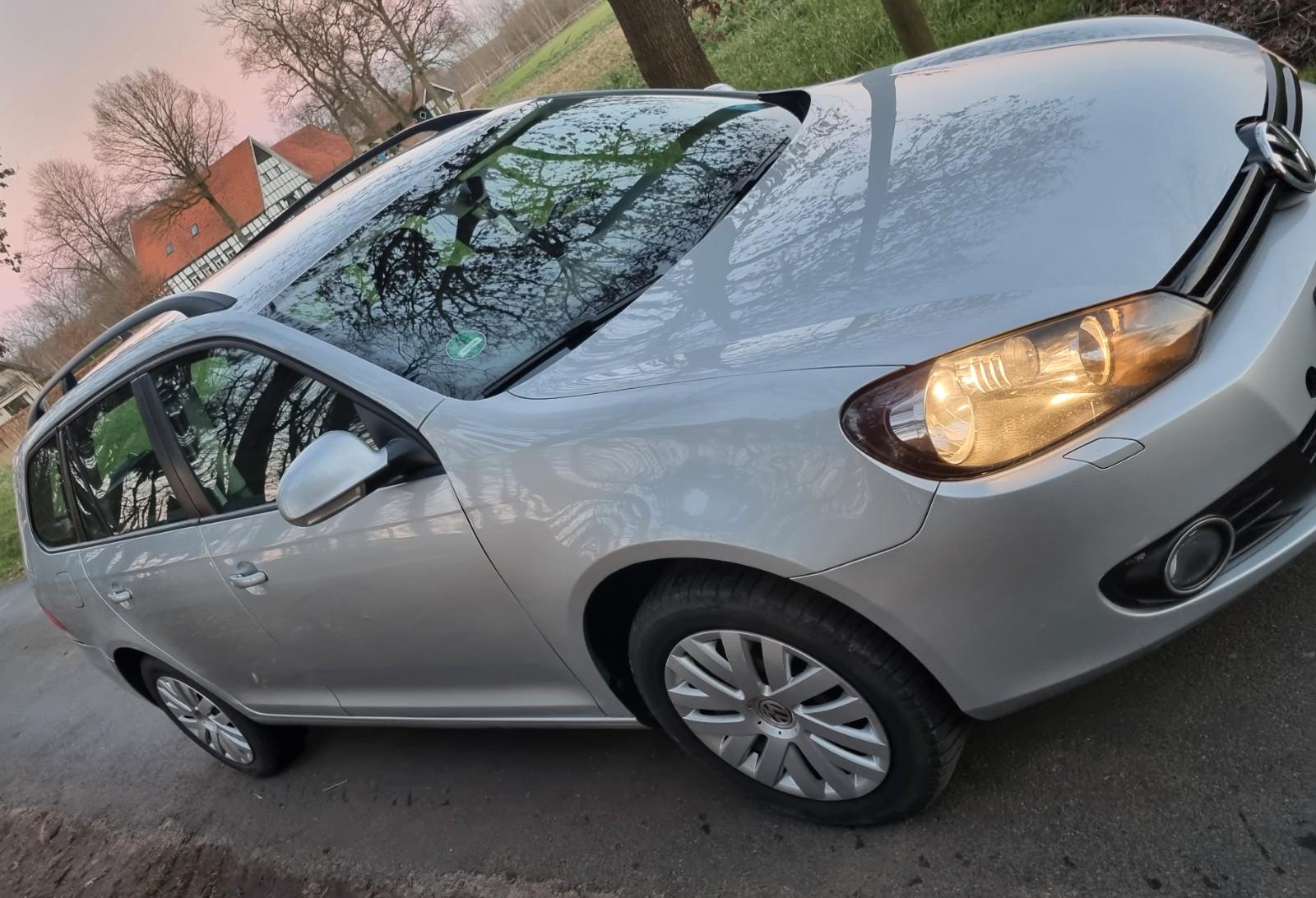 Volkswagen Golf 2011 — салон