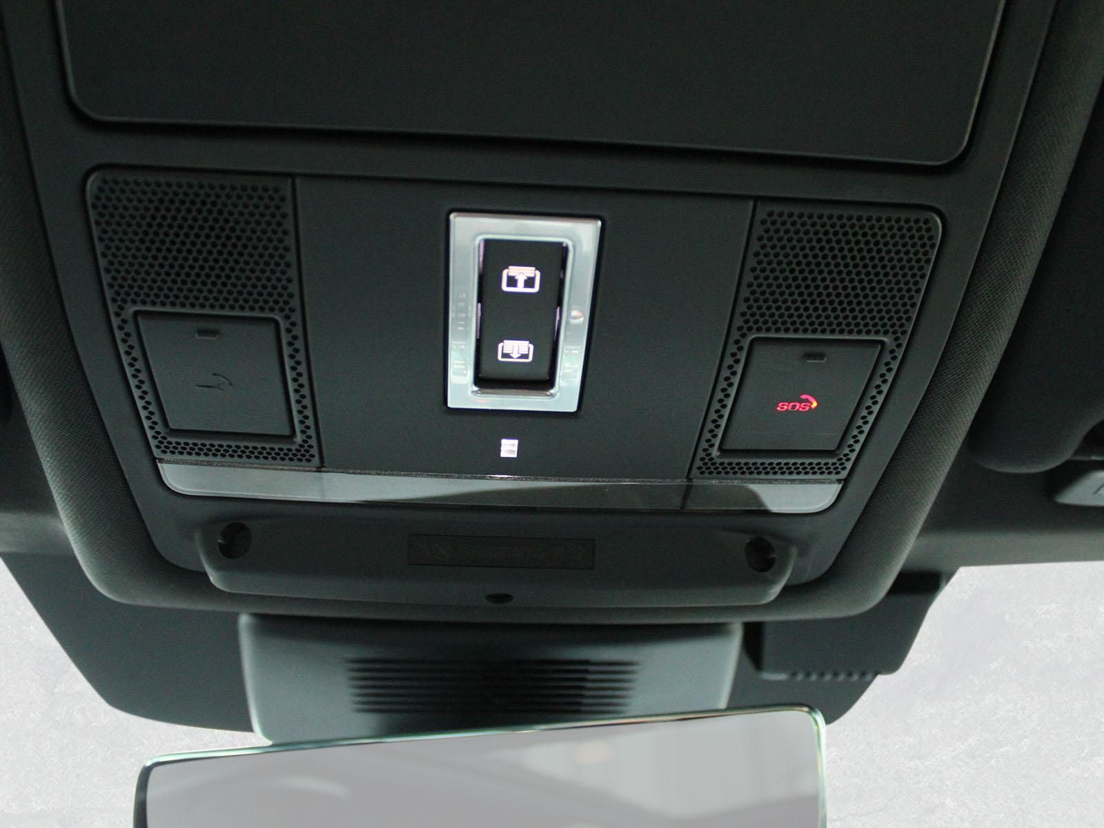 Fahrzeugabbildung Land Rover Land Rover Discovery Sport P300e R-Dynamic SE