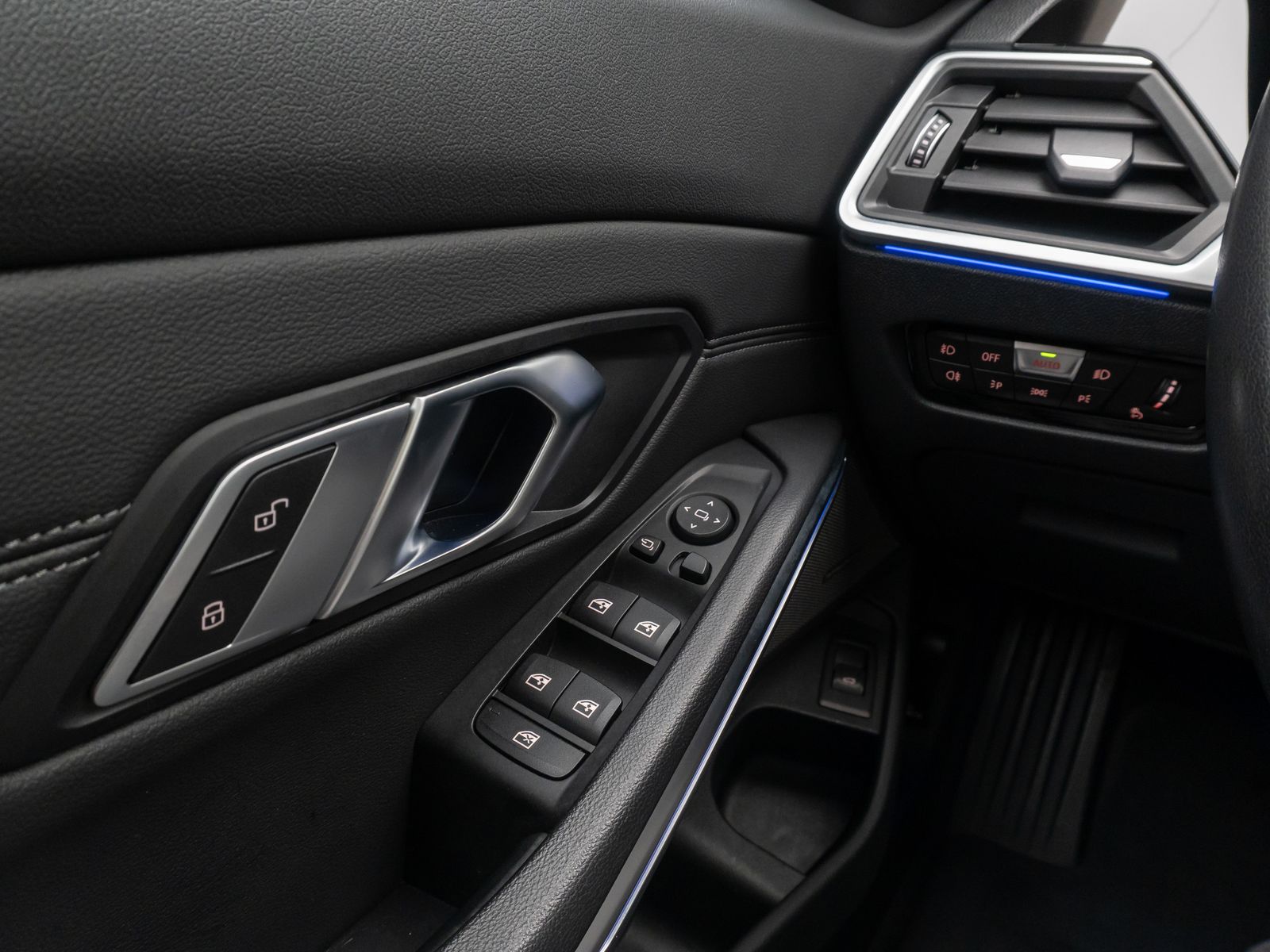 Fahrzeugabbildung BMW 330i Sport Line Panorama Kamera DAB H/K Stop&Go