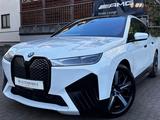 BMW iX xDrive40 M Sport PANO-SKY*AHK*Softcl*H&K*360° - BMW iX Gebrauchtwagen