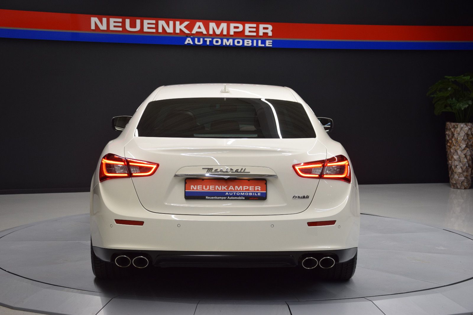 Fahrzeugabbildung Maserati Ghibli Diesel Schiebedach Memory B&W Sitzbelüft.