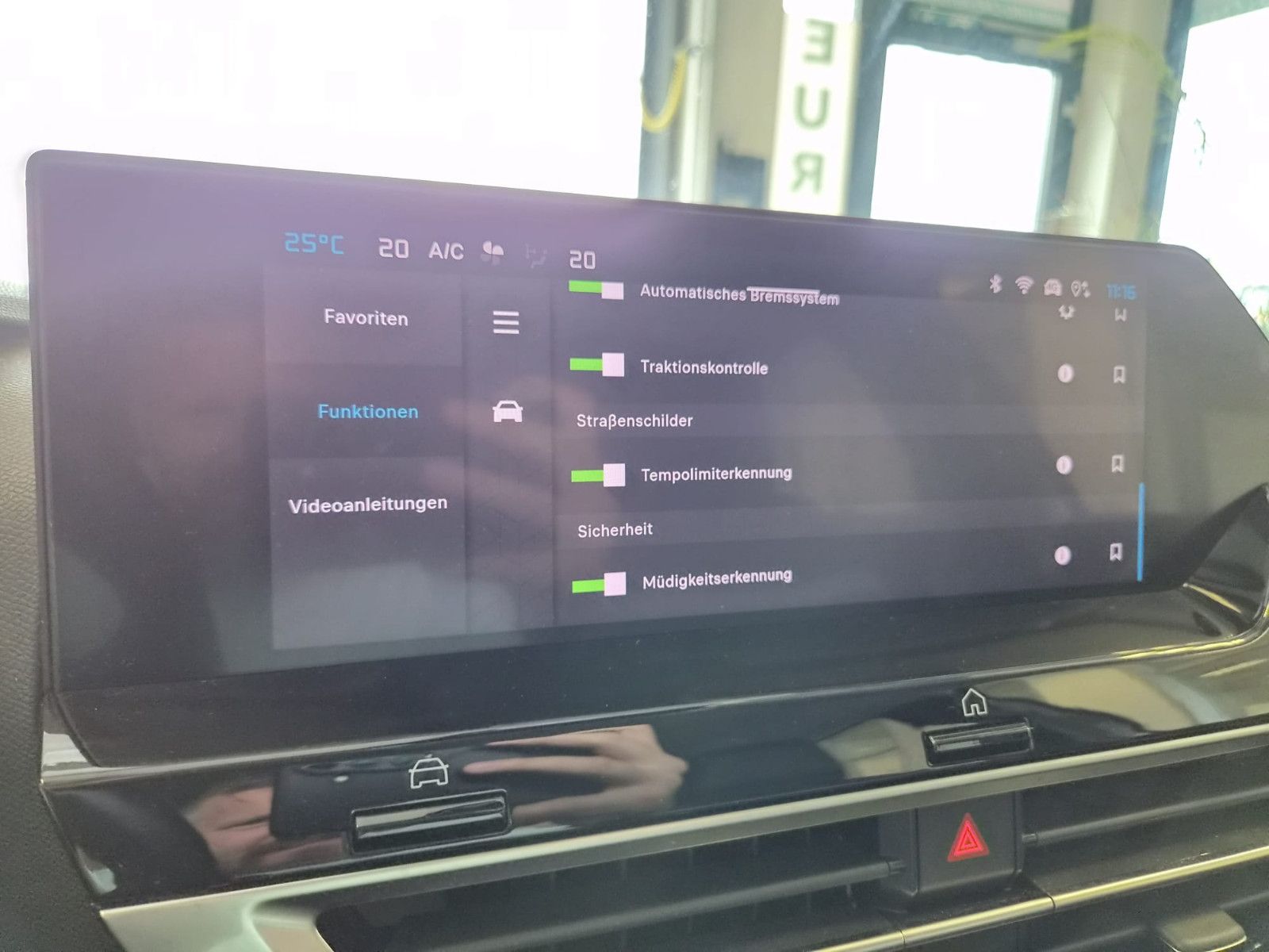 Fahrzeugabbildung Citroën C4 Lim. Plus / LED / NAVI / KAMERA / Sitzhz.