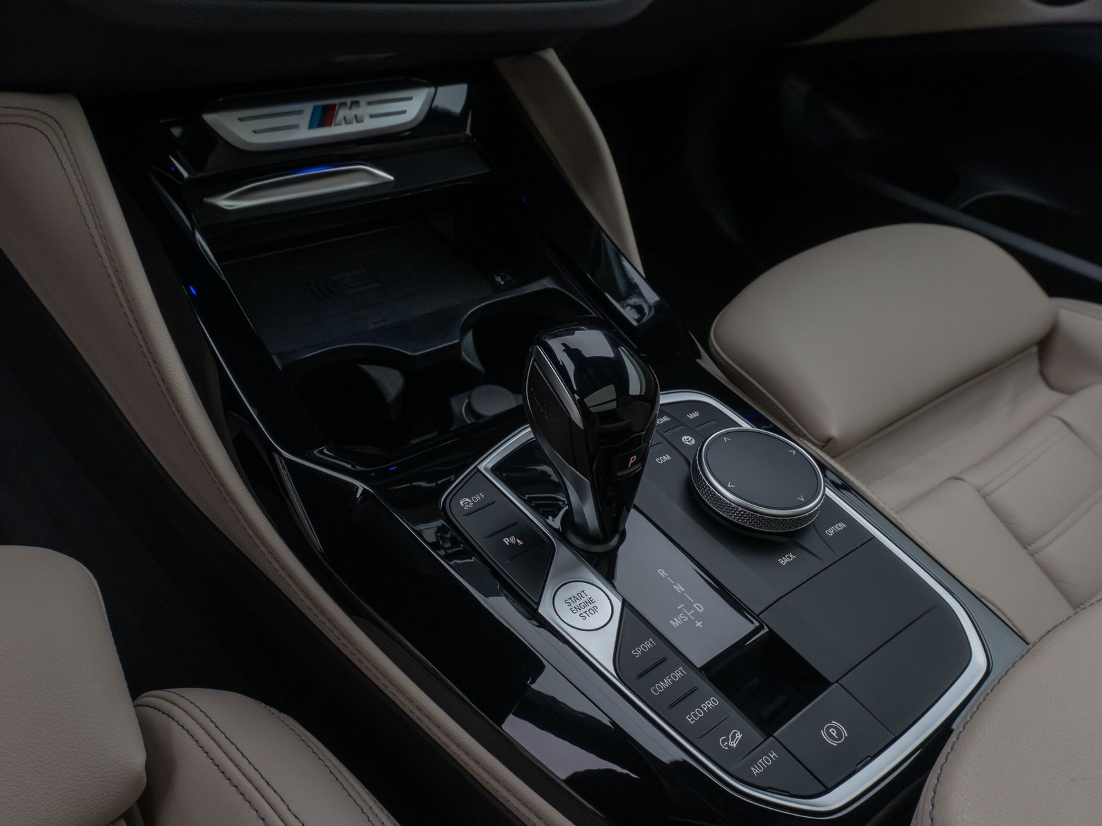 Fahrzeugabbildung BMW X4 M40i Panorama Laser Kamera HUD DAB HiFi AHK
