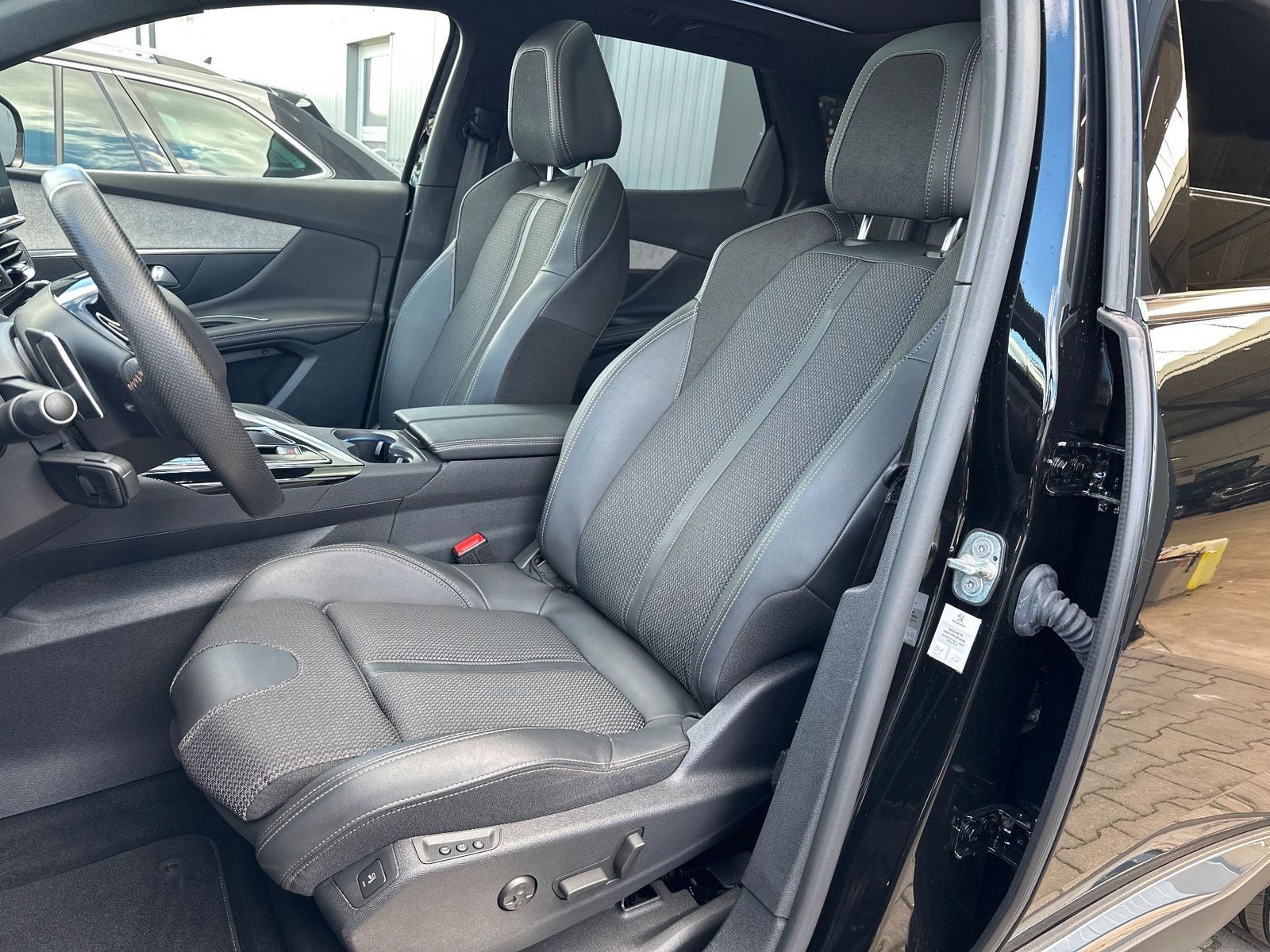 Fahrzeugabbildung Peugeot 3008 GT Plug-In Hybrid 225 NAV+LED+PANORAMA+AHK