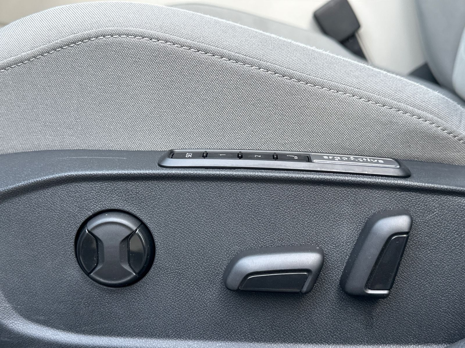 Fahrzeugabbildung Volkswagen Golf Variant 1.5 eTSI OPF DSG Style NAV+LED+ACC