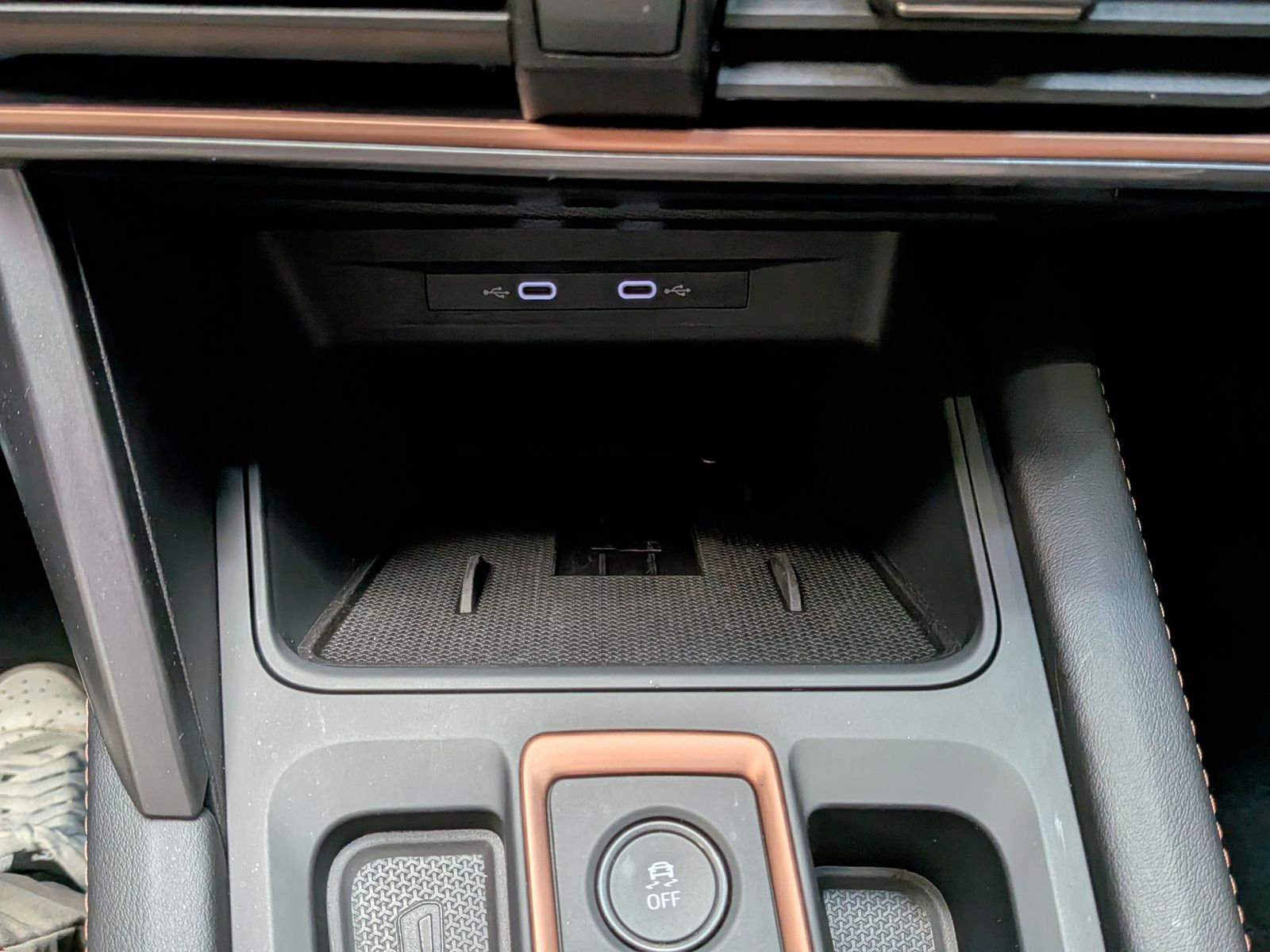 Fahrzeugabbildung CUPRA Leon 1.5 eTSI DSG DYNAMIC-EDGE-PAKET*CAM*AHK*18"