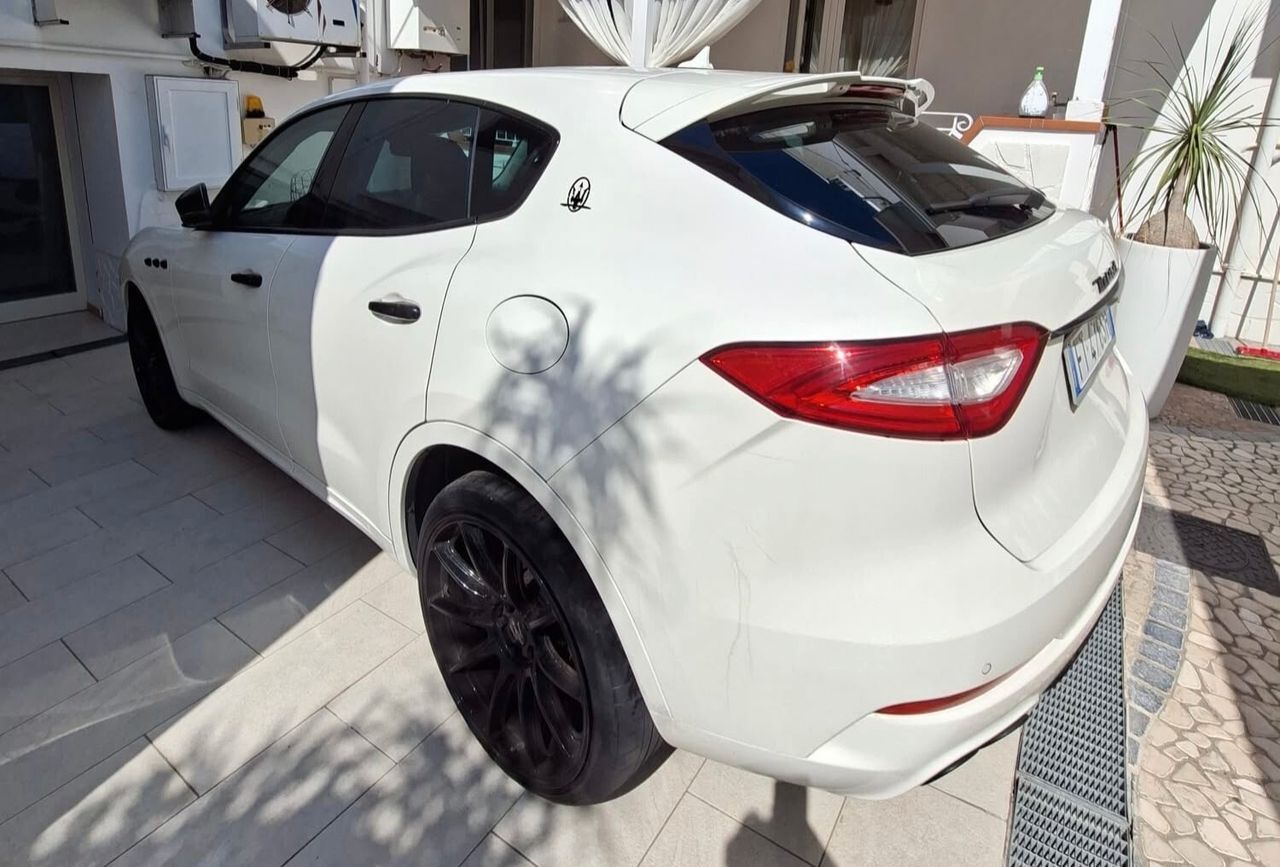 Maserati Levante V6 Diesel 275 CV AWD imagem 2