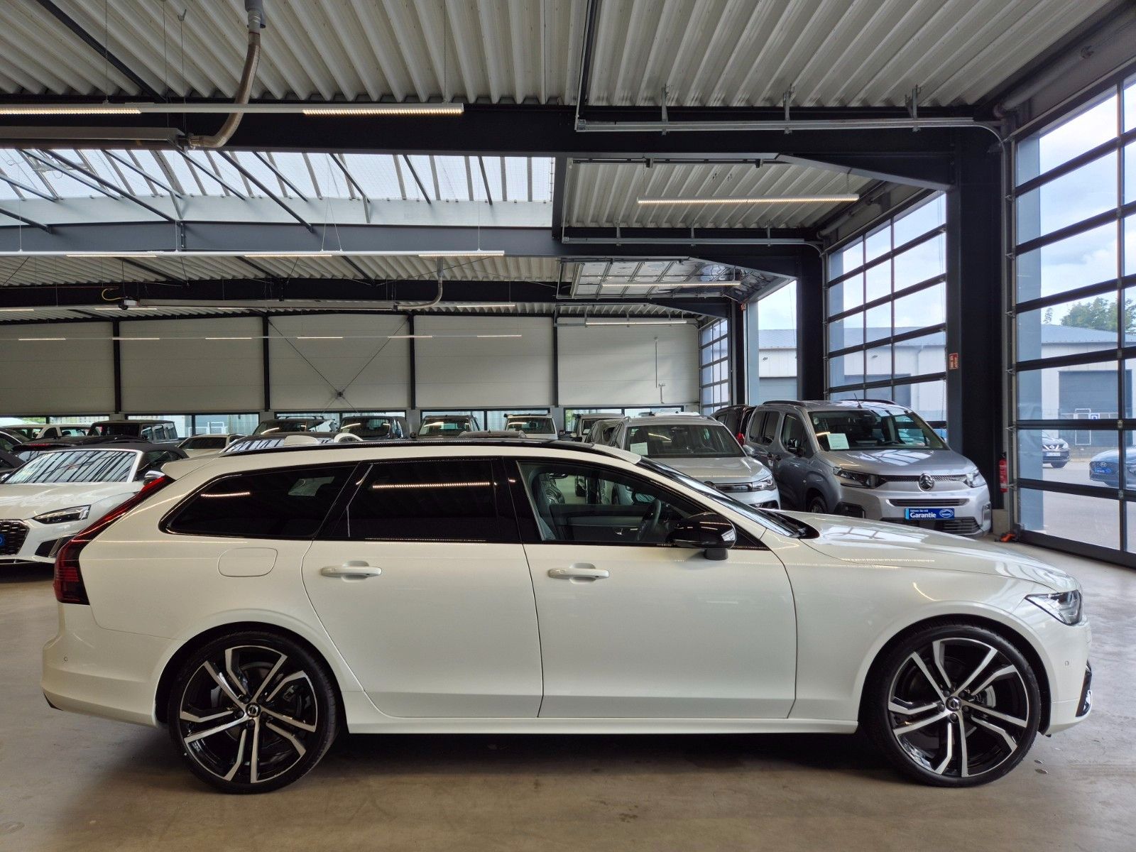 Volvo V90 B4 2.0d ULTIMATE DARK LEDER NAV LED PANO ACC foto 4