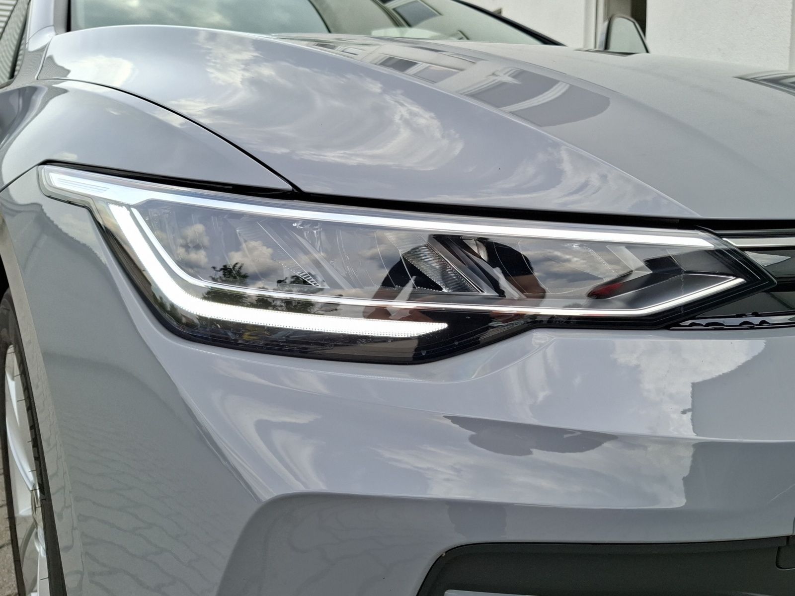 Fahrzeugabbildung Volkswagen Golf VIII TSI Life LED Navi AID ACC RFK SHZ