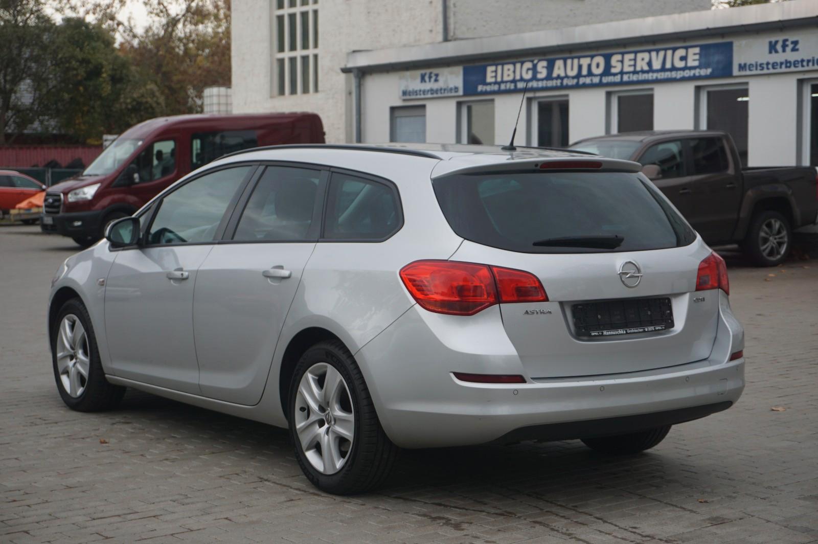 Opel Astra 2011 — салон