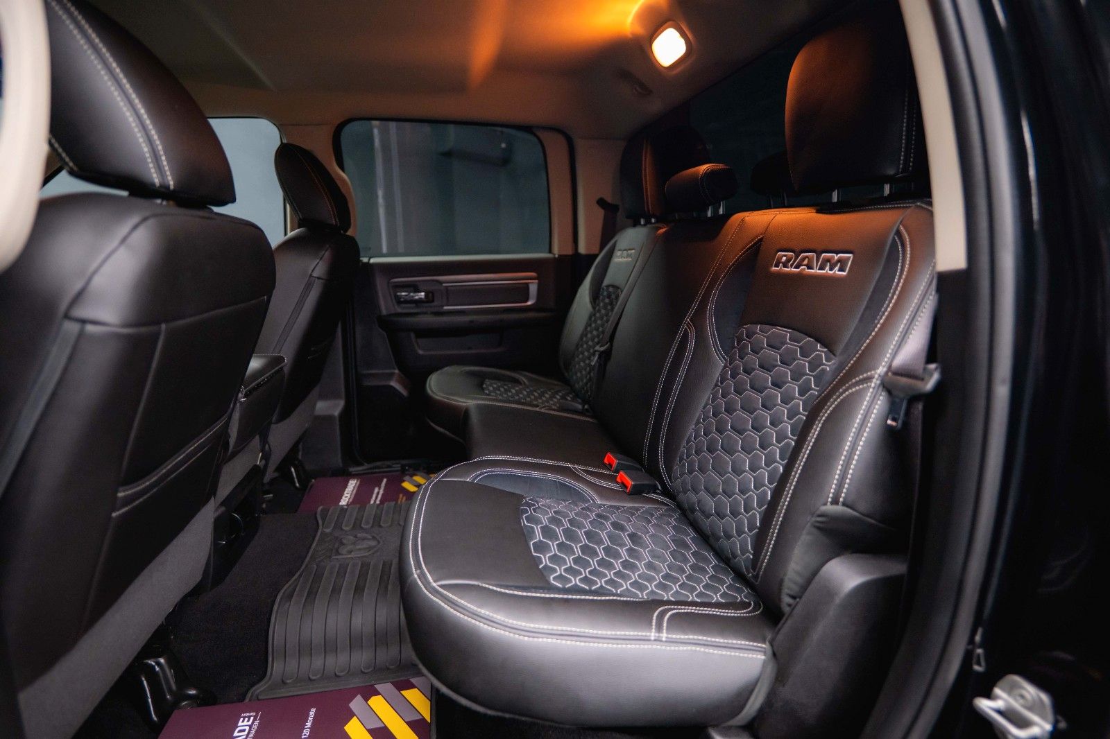 Fahrzeugabbildung Dodge RAM 3.6 V6 4x4 OFFROAD BLACK EDITION *LED*6Sitze