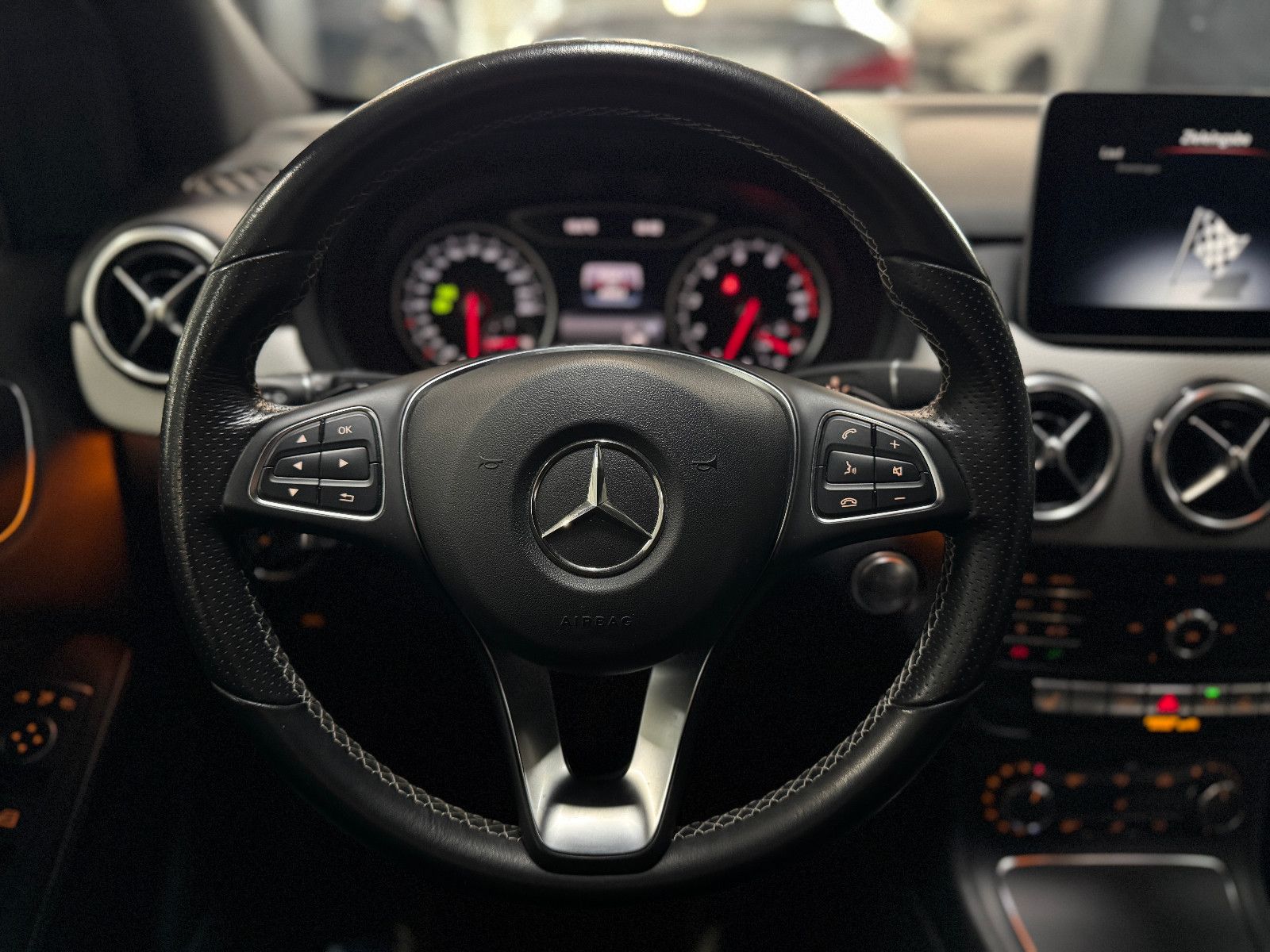 Fahrzeugabbildung Mercedes-Benz B 180 7G-DCT URBAN SPORTPAKET NAVI LED KAMERA 2H