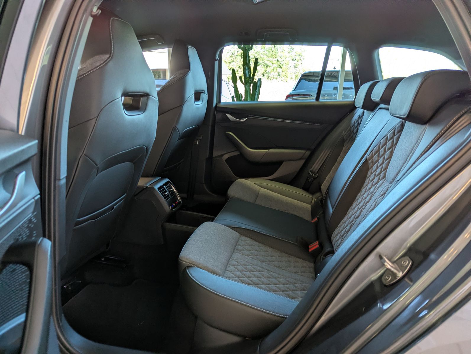 SKODA Octavia 2.0 TDI DSG Sportline Matix Assist+ 18" - Image 13