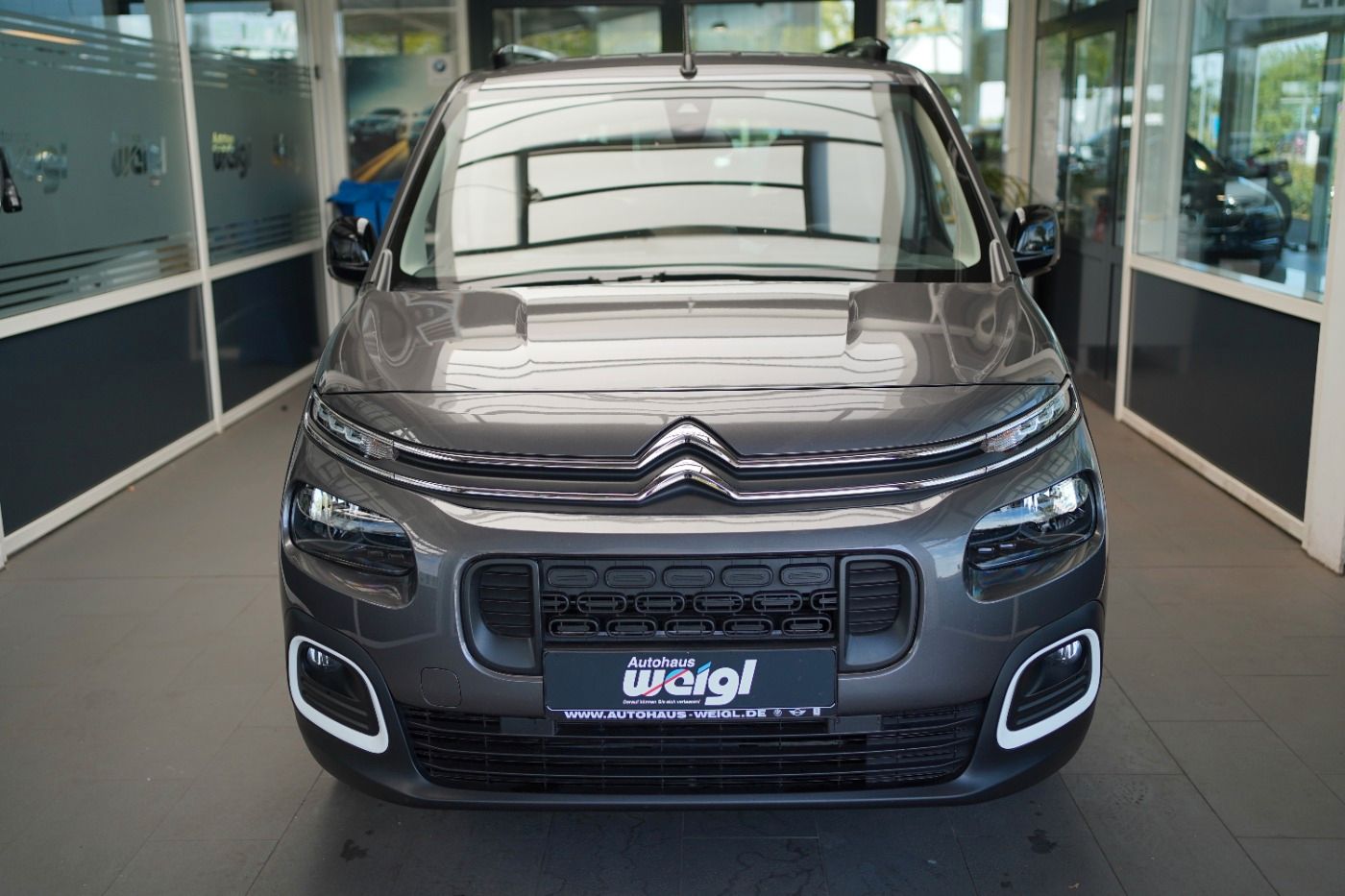 Fahrzeugabbildung Citroën Berlingo M PureTech 130 EAT8 Shine Automatik DAB