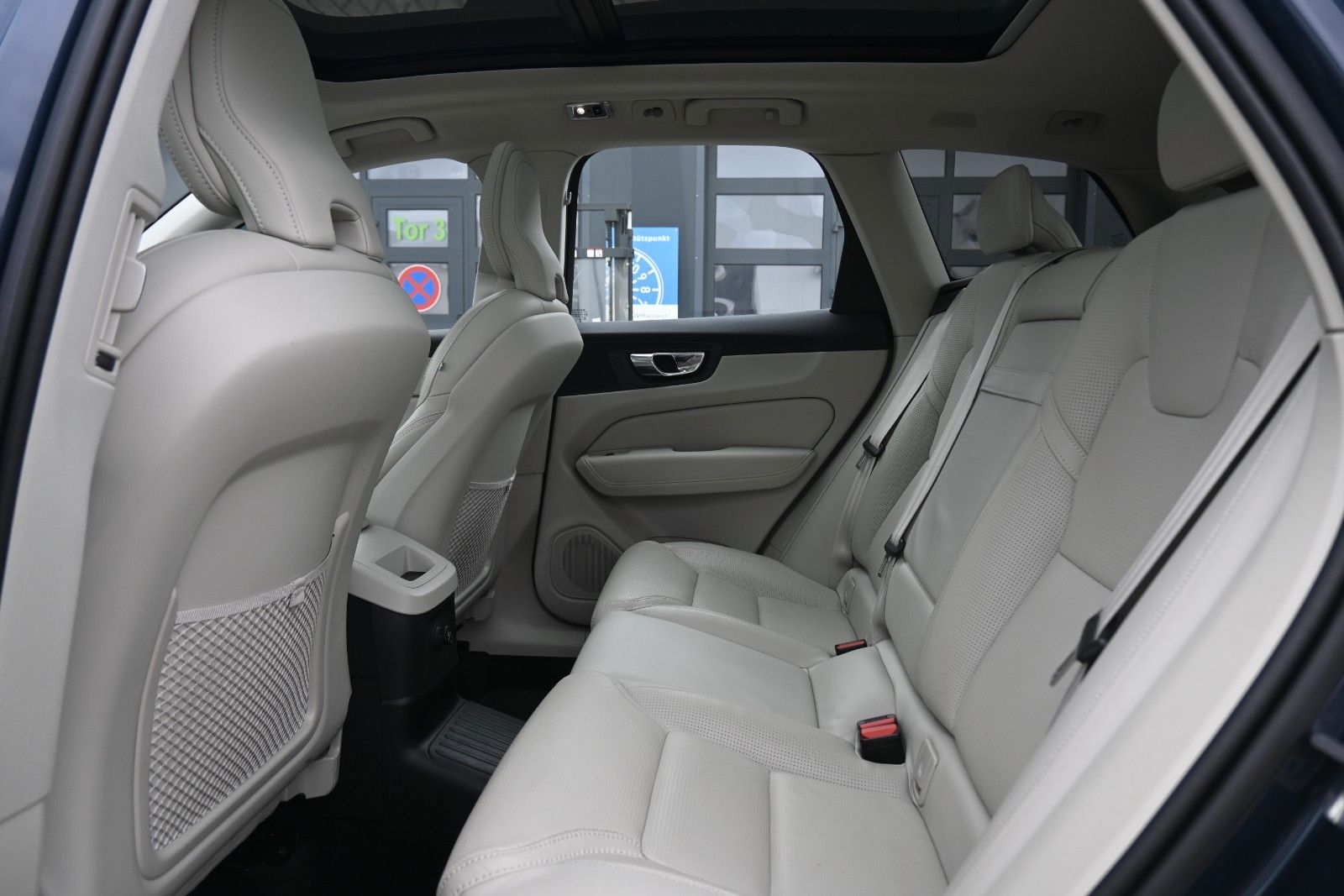 Fahrzeugabbildung Volvo XC60 T8 AWD Momentum Plug-In Hybrid*PANO*BLIS