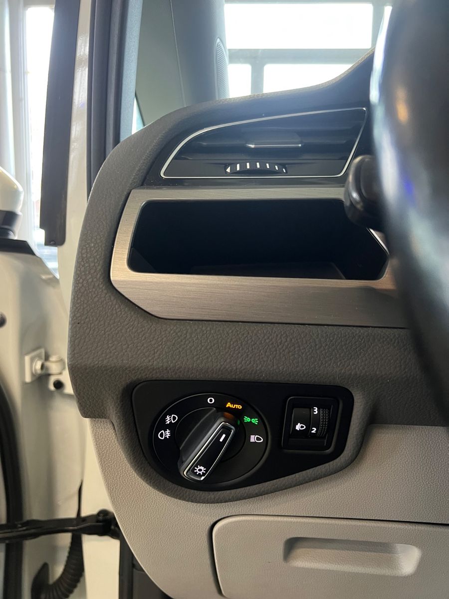 Fahrzeugabbildung Volkswagen Touran 2.0 TDI Comfortline *PERLMUTTWEIß*NAVI*