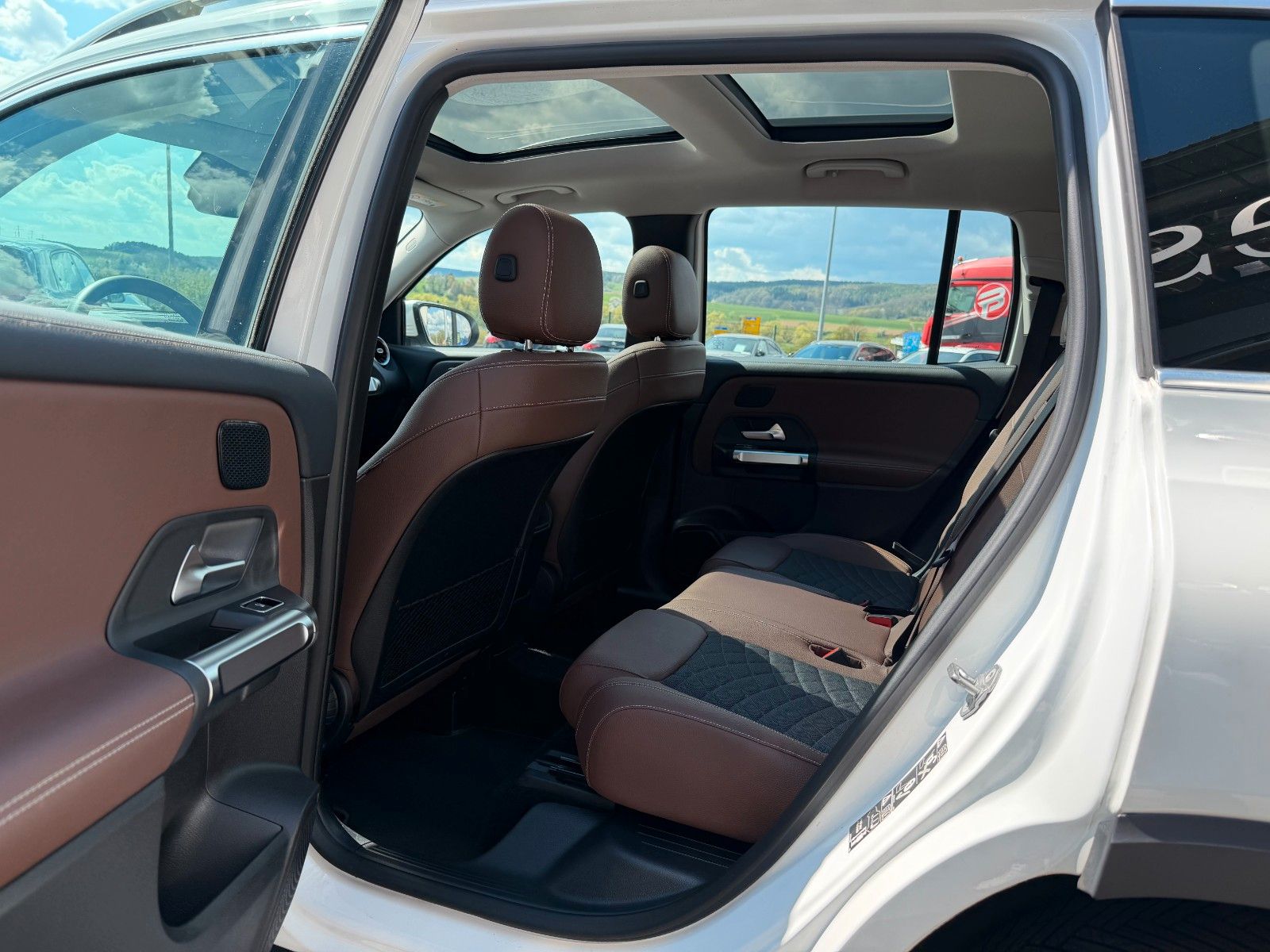 Fahrzeugabbildung Mercedes-Benz GLB 200d 4M 7Sitzer+StandH+Pano+Distr+AHK+360+
