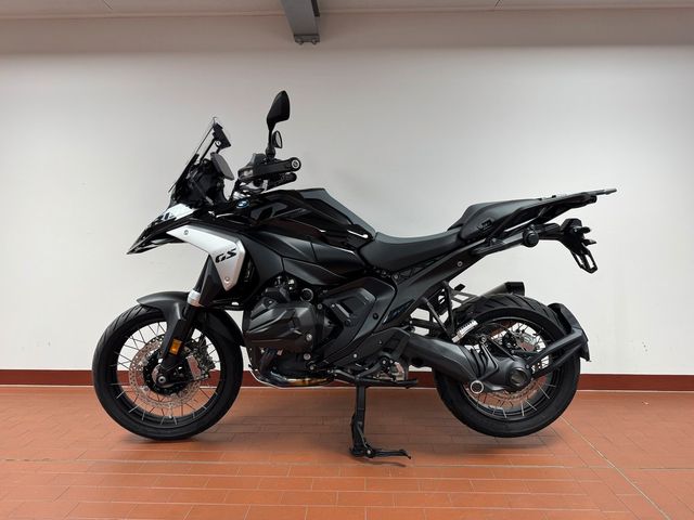 BMW R 1300 GS triple black Akra 