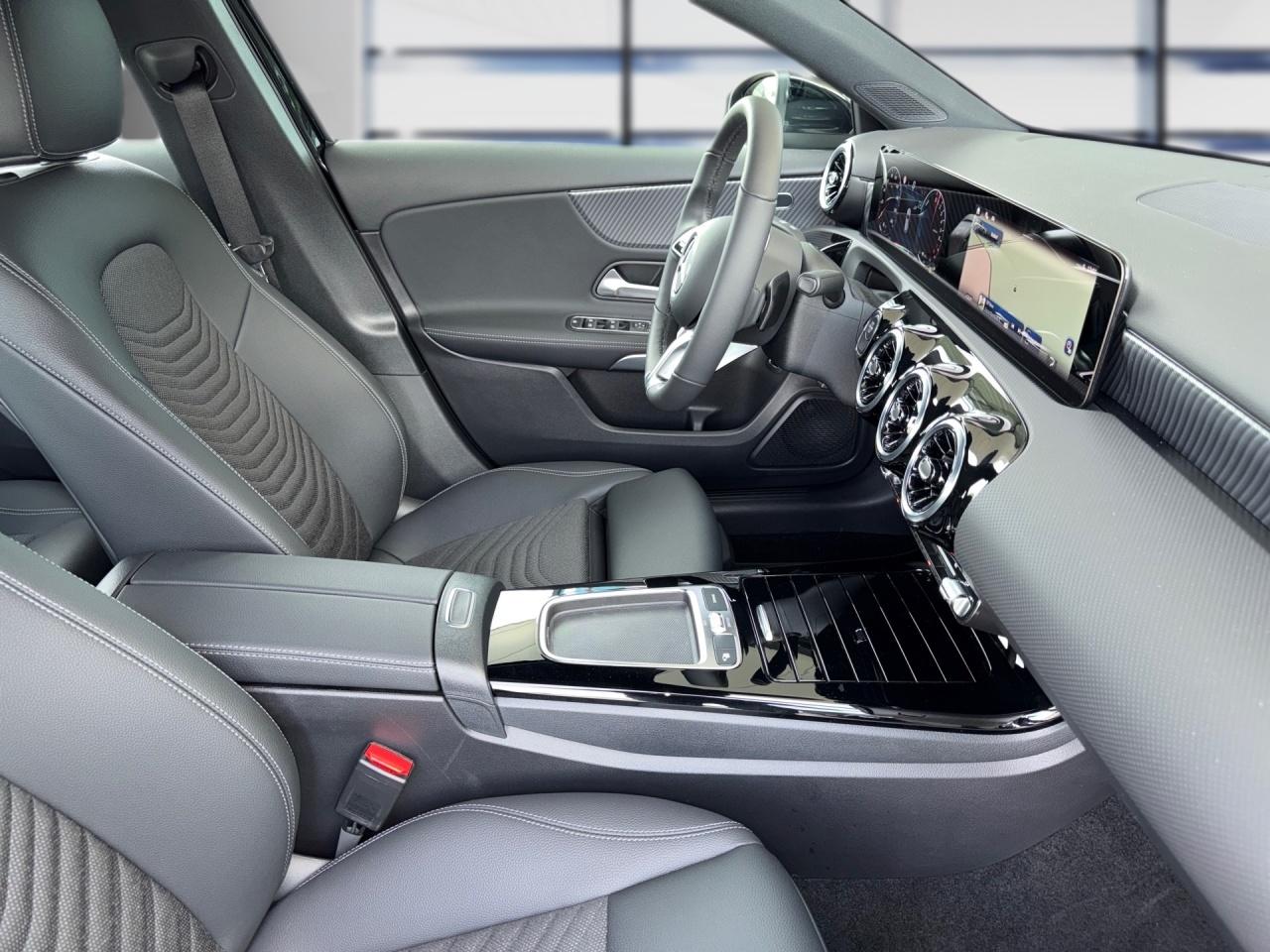 Mercedes-Benz A 250 e PROGR.+AHK+PANO+STNDHZ+LHZG+LED+KAM+11KW