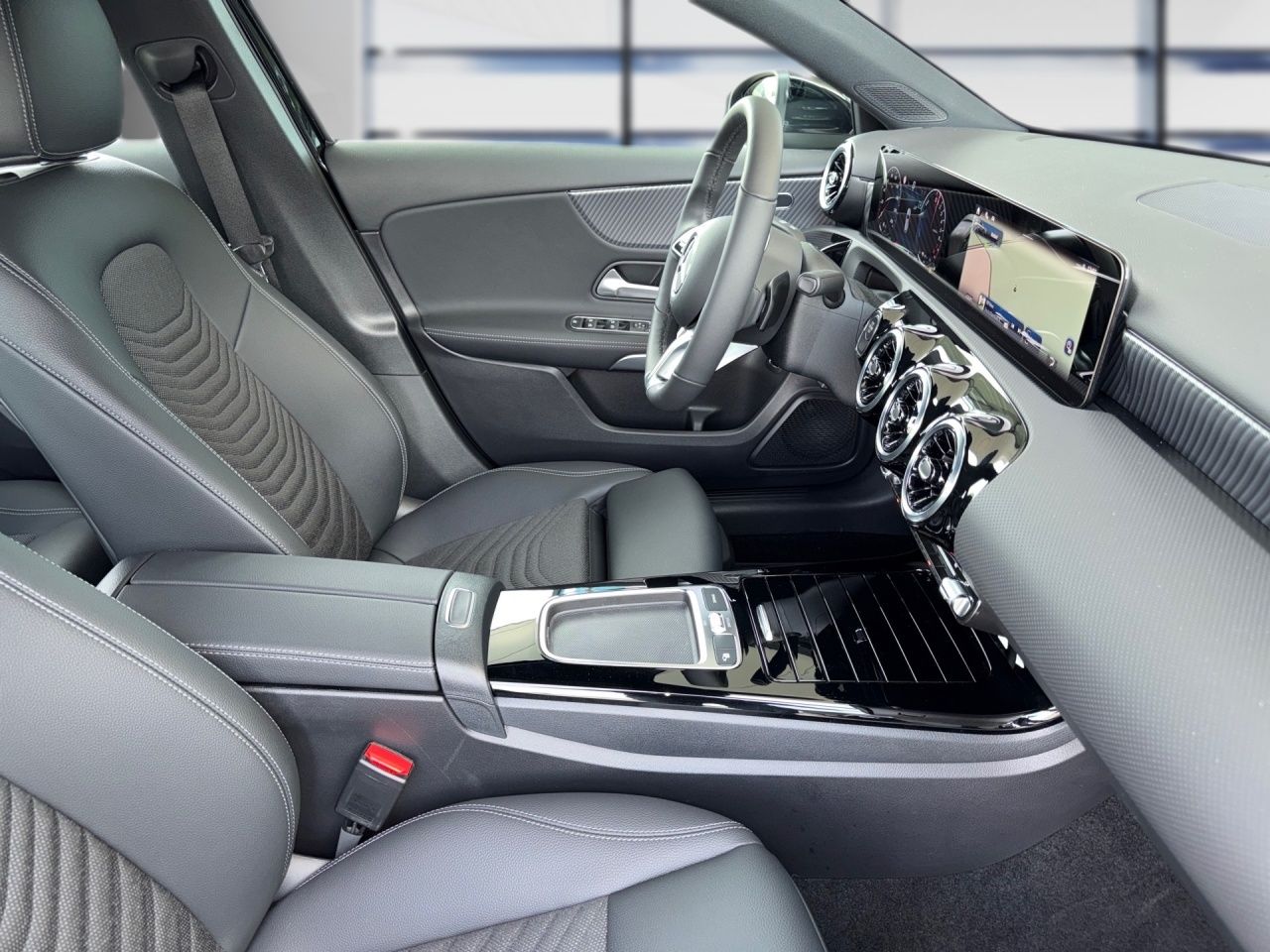 Fahrzeugabbildung Mercedes-Benz A 250 e PROGR.+AHK+PANO+STNDHZ+LHZG+LED+KAM+11KW