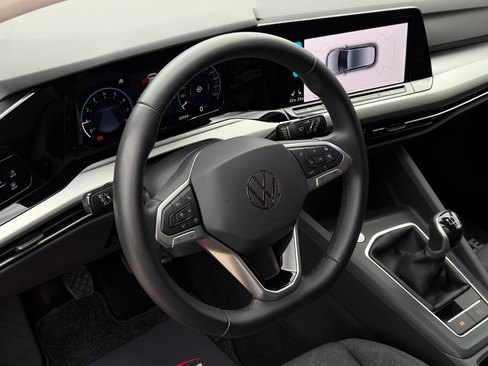 Fahrzeugabbildung Volkswagen Golf VIII Life 1.5 TSI ACC PDC NAV LHZ 3Z-KLIMA