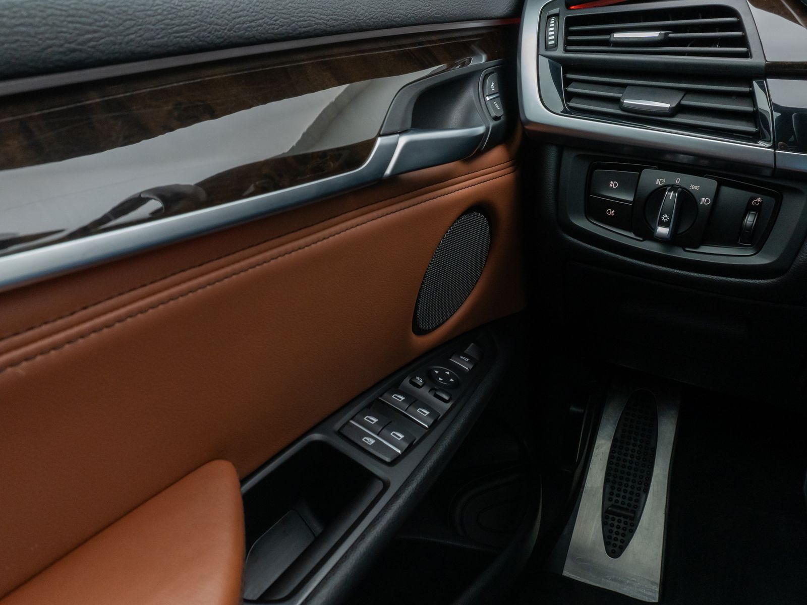 Fahrzeugabbildung BMW X5 xD40d M Sport HUD H/K SoftCL Komfort AHK Alar