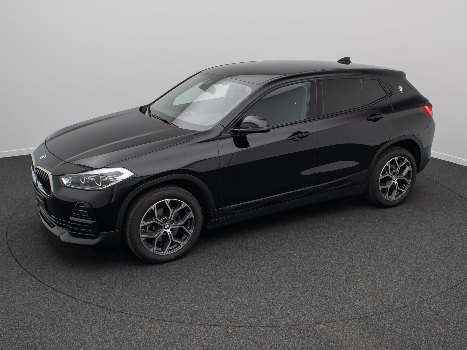 Fahrzeugabbildung BMW X2 sD18i  Kamera DAB AHK Navi HiFi Sportsitz 18"