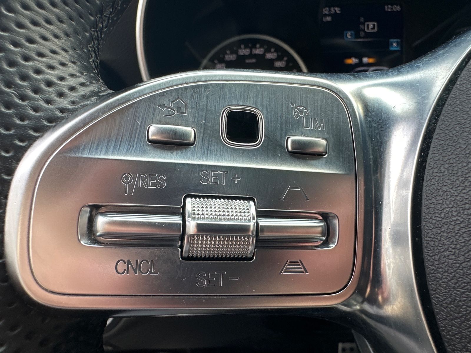 Fahrzeugabbildung Mercedes-Benz GLC 220d 4MATIC AMG Line NAV+LED+ACC+KAMERA+PANO
