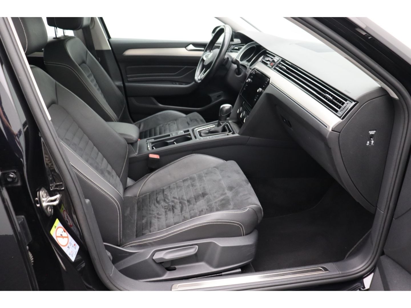 Fahrzeugabbildung Volkswagen Passat Variant 2.0 TDI DSG elegance R-LINE AHK