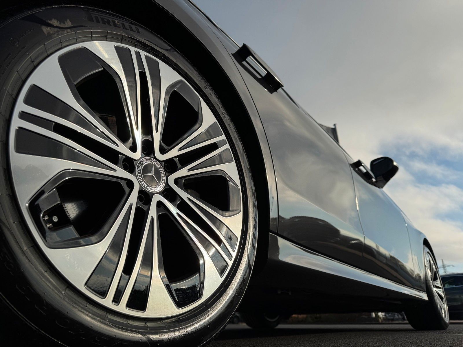 Fahrzeugabbildung Mercedes-Benz E 220d T Avantgarde+Pano+DistrPro+AHK+RFK+MBUX