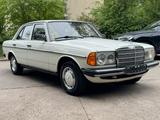 Mercedes-Benz Mercedes 230E W123 aus langjährigen Besitz - Mercedes-Benz E 230 in Berlin