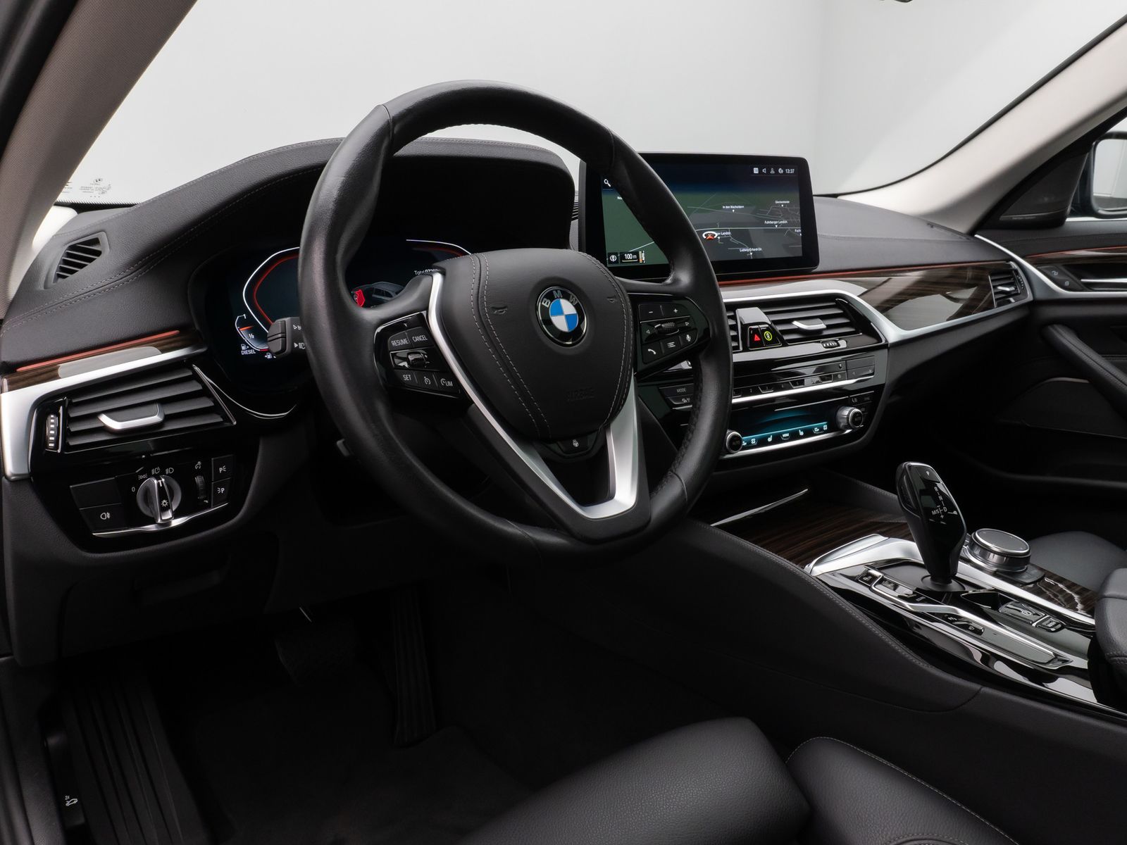 Fahrzeugabbildung BMW 530d xD  LuxuryLine Pano 360°HUD DAB H/K Massage
